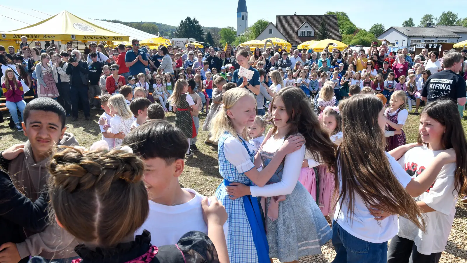 Kirwa Ammersricht. Die Grund- und Mittelschule von Ammersricht gestaltet den Kirwa-Montag mit Tänzen, Volkstänzen und Gesang. (Archivbild: Petra Hartl)