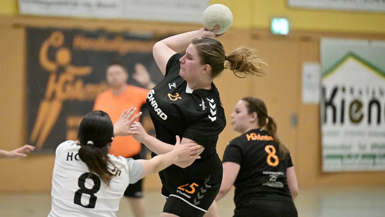 Franziska Karl (Mitte, Szene aus einem früheren Spiel) von der HG Amberg kann in dieser Szene freistehend werfen. Gegen den HC Hersbruck geht es für die Amberger Handballerinnen um den Klassenerhalt.  (Archivbild: Hubert Ziegler)