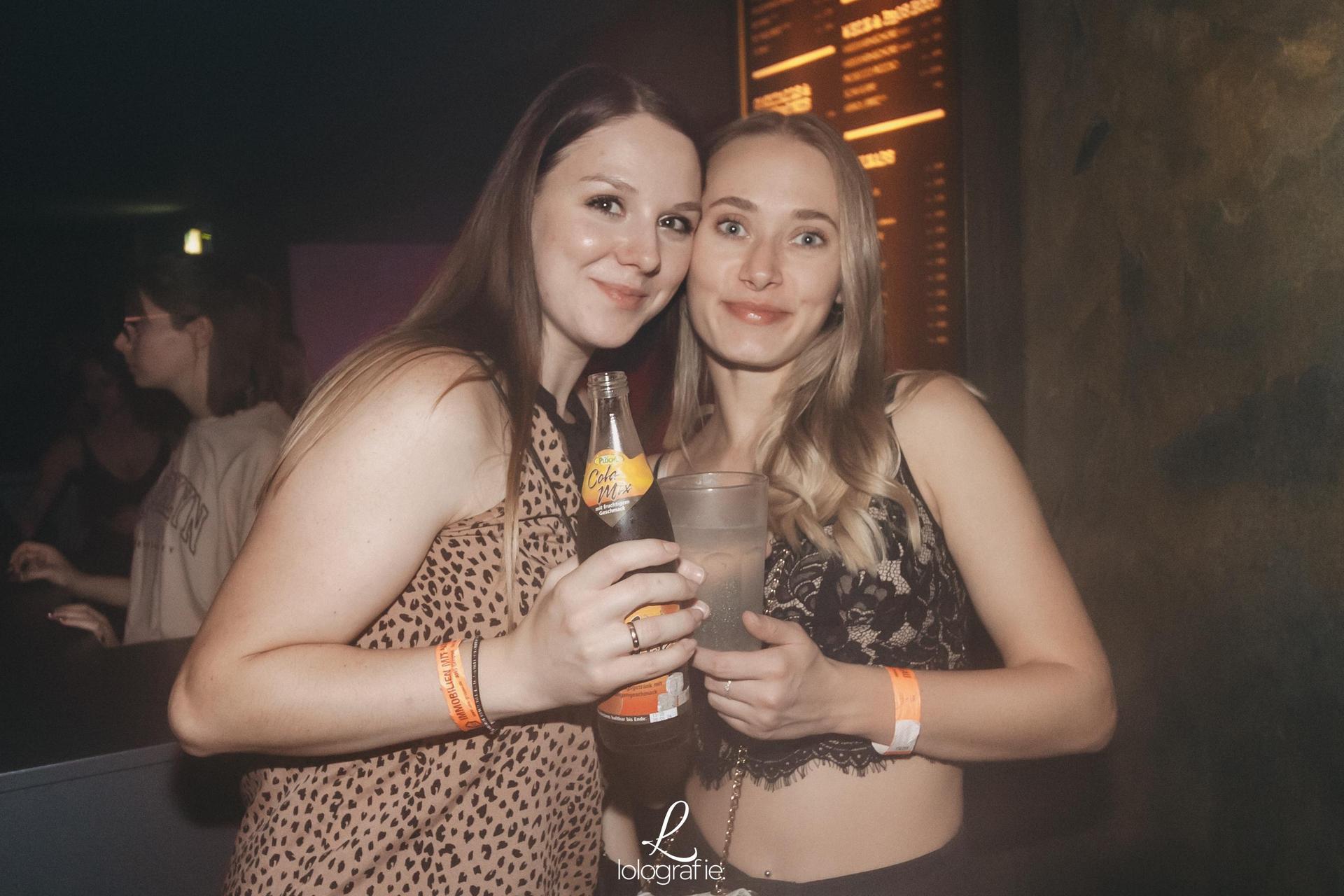 80's, 90's und 2000er: Die Fotos von Amberg tanzt im Trio. (Bild: Leonie Hartung)