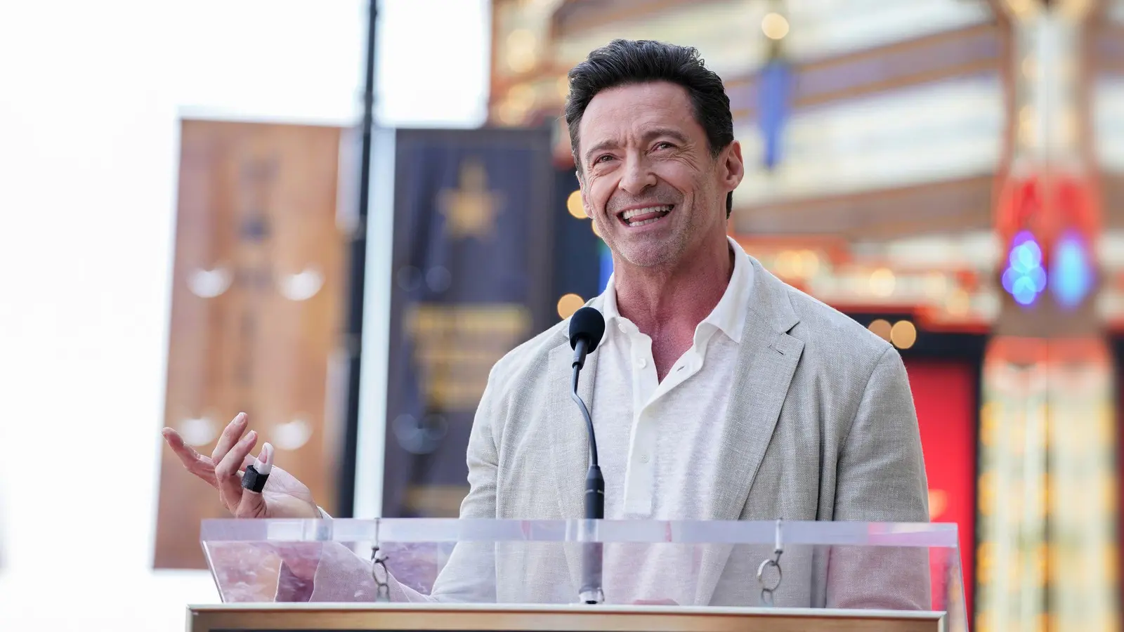 Hugh Jackman kehrt auf die Konzertbühne zurück. (Archivbild) (Bild: Jordan Strauss/Invision/AP)