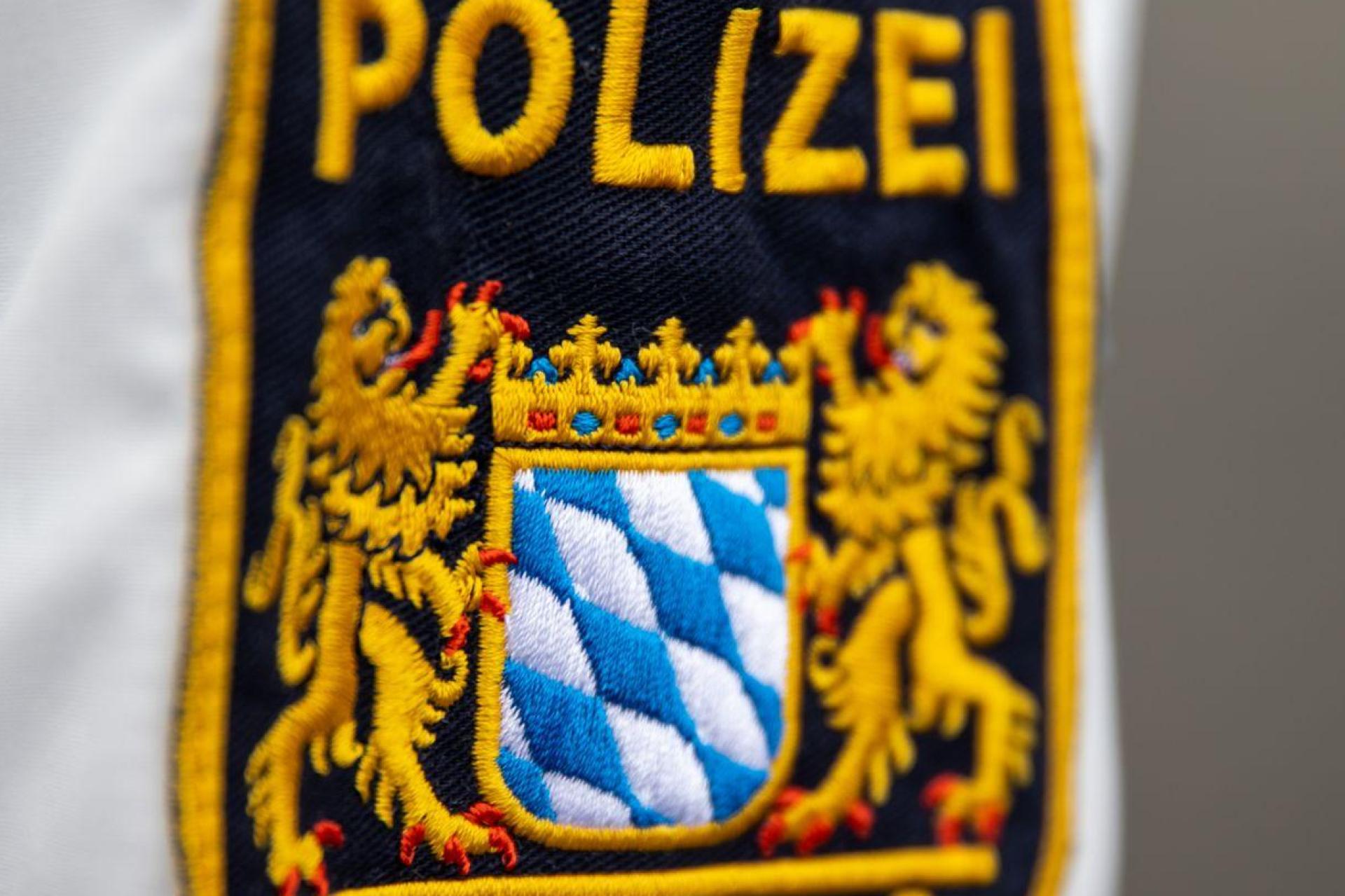 Die Polizei ermittelt nach der Beschädigung eines Autos in Ursulapoppenricht. (Symbolbild: Silas Stein/dpa)