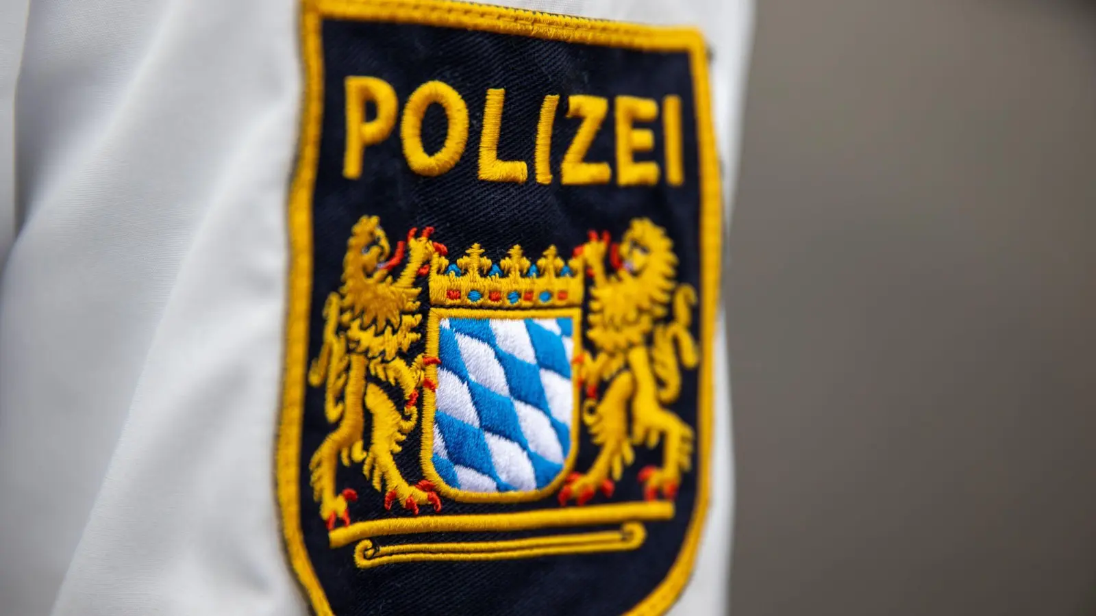 Wer die Unfallflucht beobachtet hat, soll sich bei der Polizei melden. (Symbolbild: Daniel Karmann/dpa)