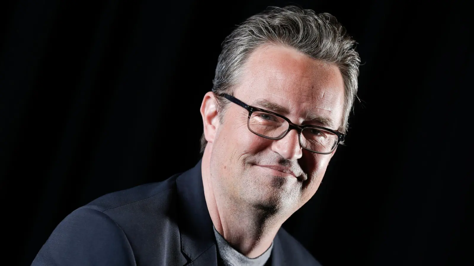 Das Leben von Matthew Perry ist das Thema einer dreiteiligen Doku-Serie auf Netflix. (Archivbild) (Bild: Brian Ach/AP/dpa)