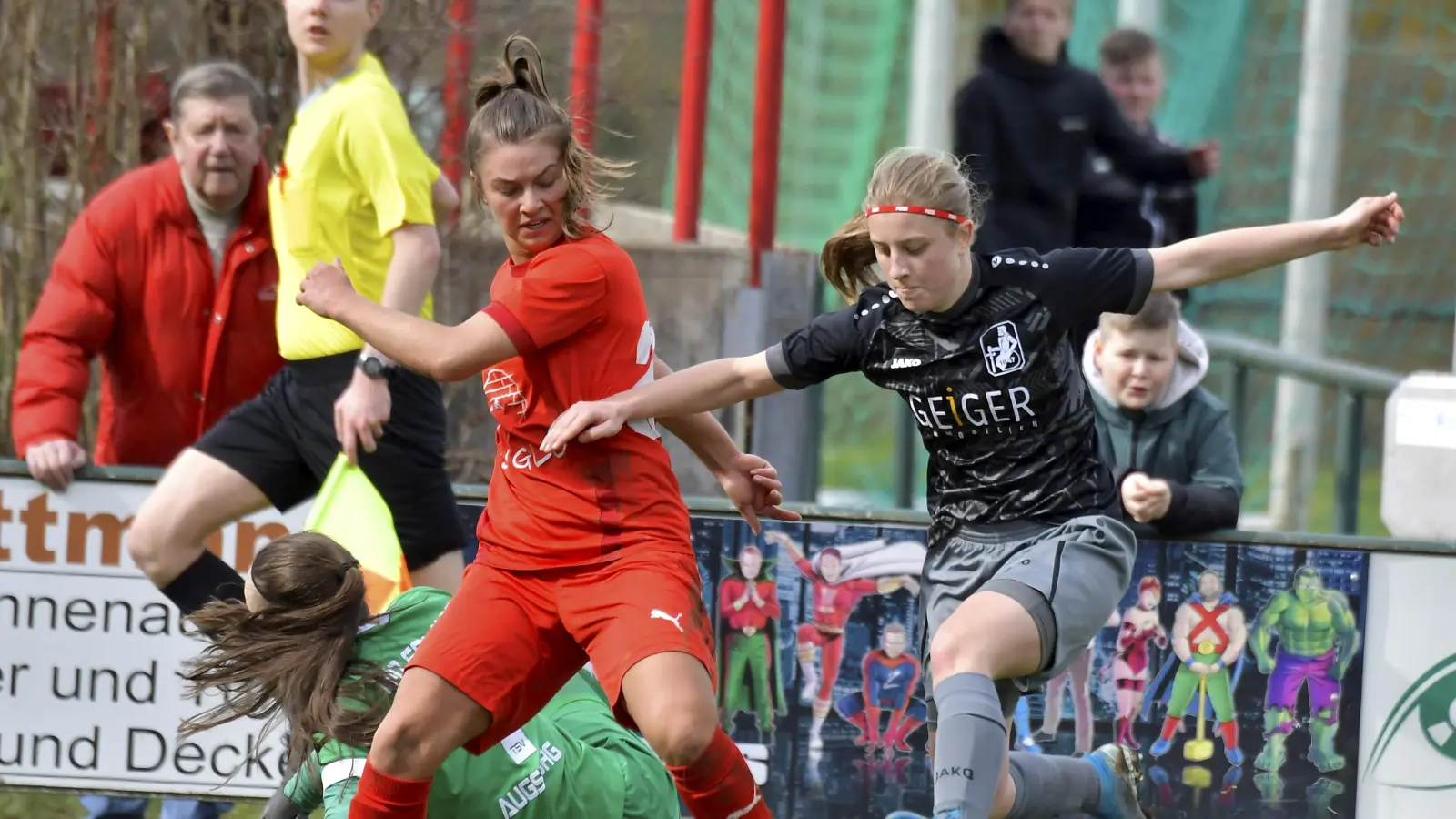 Anna Luschner (rotes Trikot, Szene aus einer Partie gegen Schwaben Augsburg) brachte den TSV Theuern beim 2:1-Erfolg in Frauenbiburg mit 1:0 in Führung. (Archivbild: Hubert Ziegler)