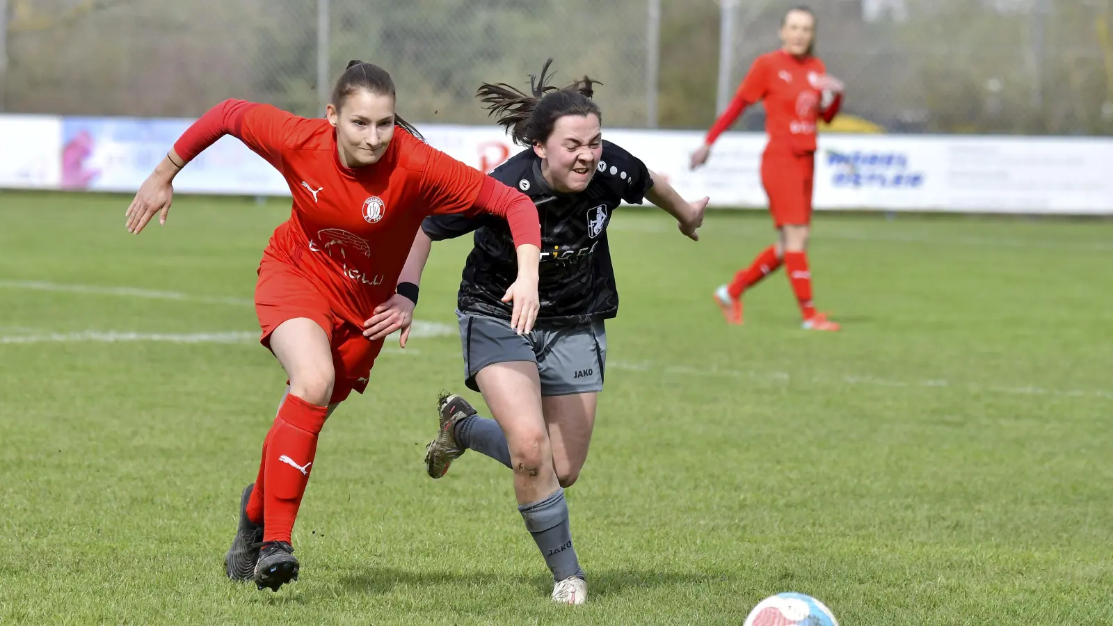 Marie Karpf (links) traf in der Schlussphase zum 2:0-Endstand für den TSV Theuern.  (Archivbild: Hubert Ziegler)
