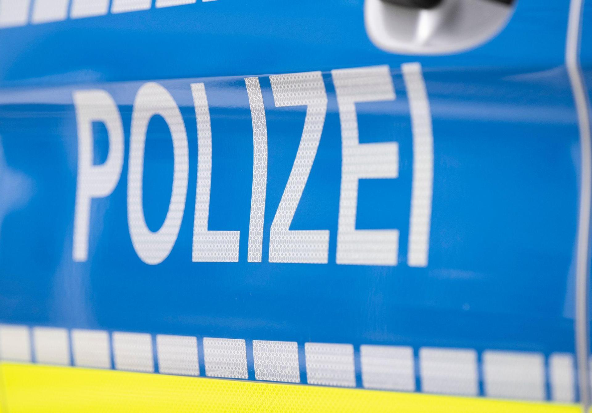 Ein Obdachloser verletzt im Landkreis Regensburg Polizisten und ruft Nazi-Parolen. (Symbolbild: Boris Roessler/dpa)