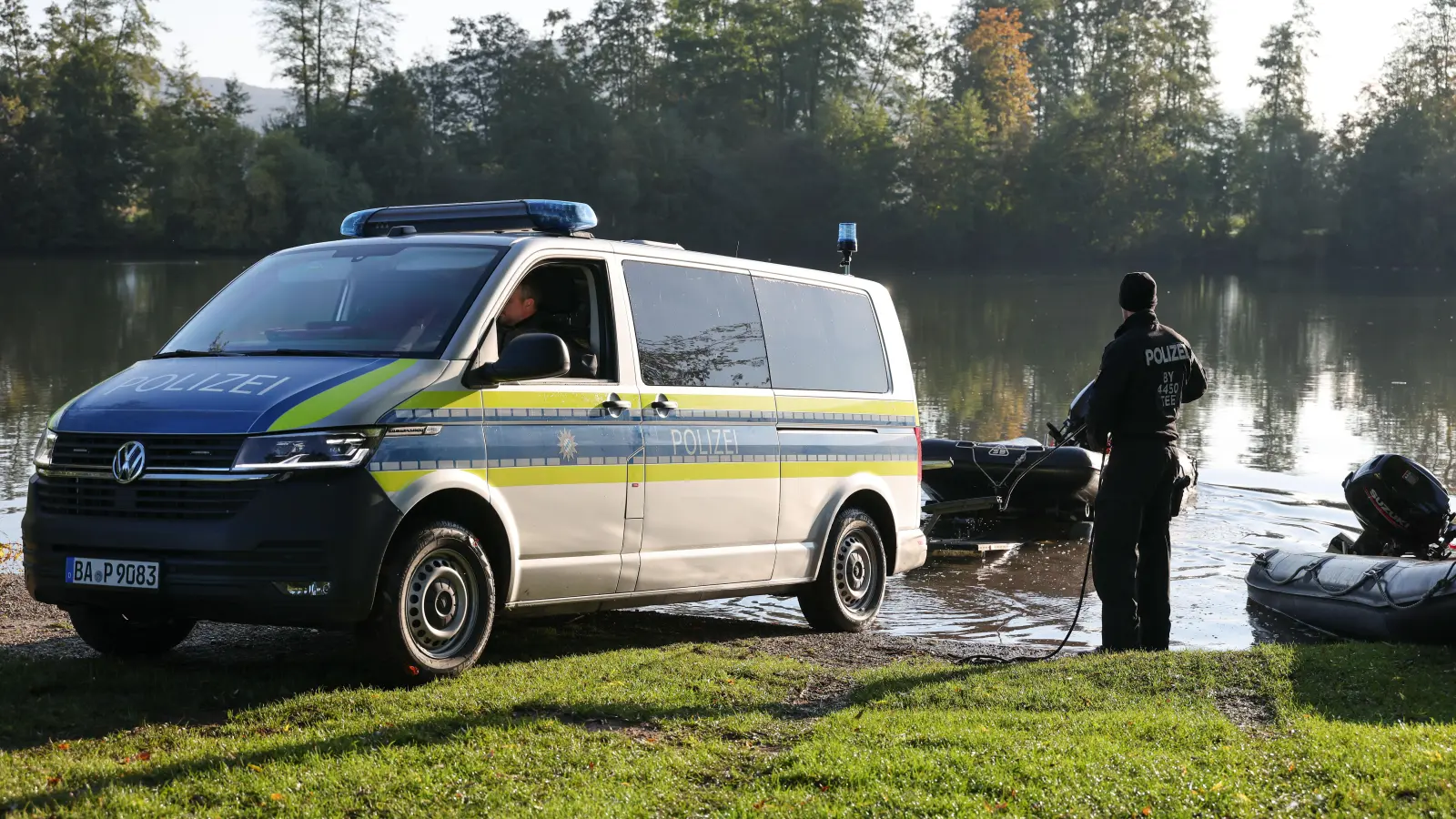 Das Bild zeigt die Suche nach einer mutmaßlich getöteten 49-Jährigen aus Mittelfranken am Happurger Baggersee. Nun führt die Spur in den Landkreis Schwandorf. (Bild: Daniel Löb/dpa)