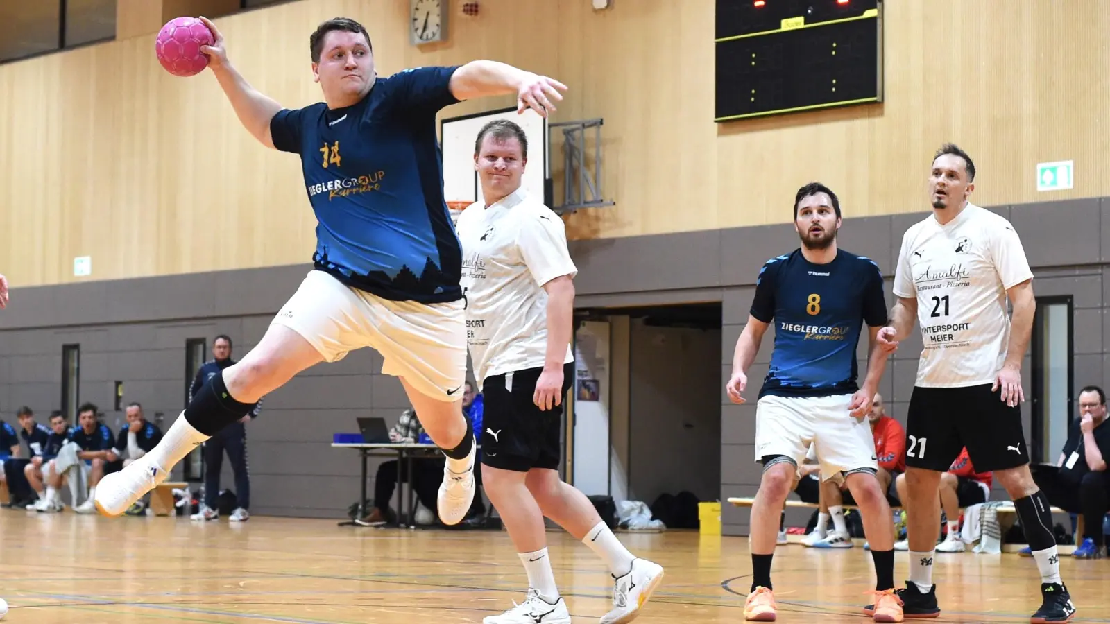 Jonas Baunoch (links, Szene aus einem früheren Spiel) und die HSG Weiden besiegten die Zweitvertretung des HC Sulzbach mit 38:28. (Archivbild: G. Büttner)