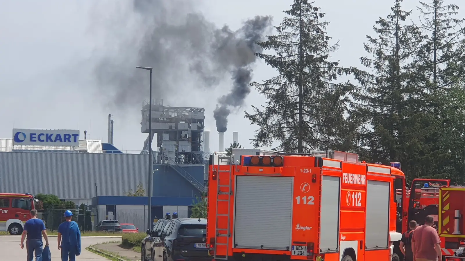 Auf dem Gelände eines Unternehmens in Wackersdorf ist am Samstagvormittag ein Feuer ausgebrochen. (Bild: Hösamer)