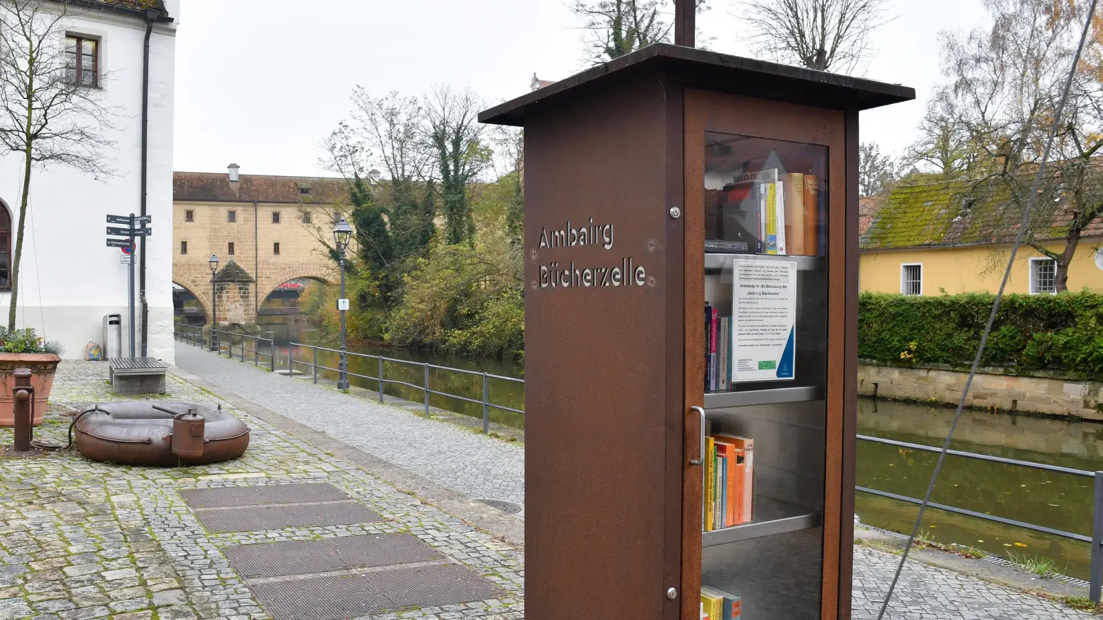 Der öffentliche Bücherschrank in Amberg, gegenüber vom Bootshaus. (Bild: Petra Hartl)