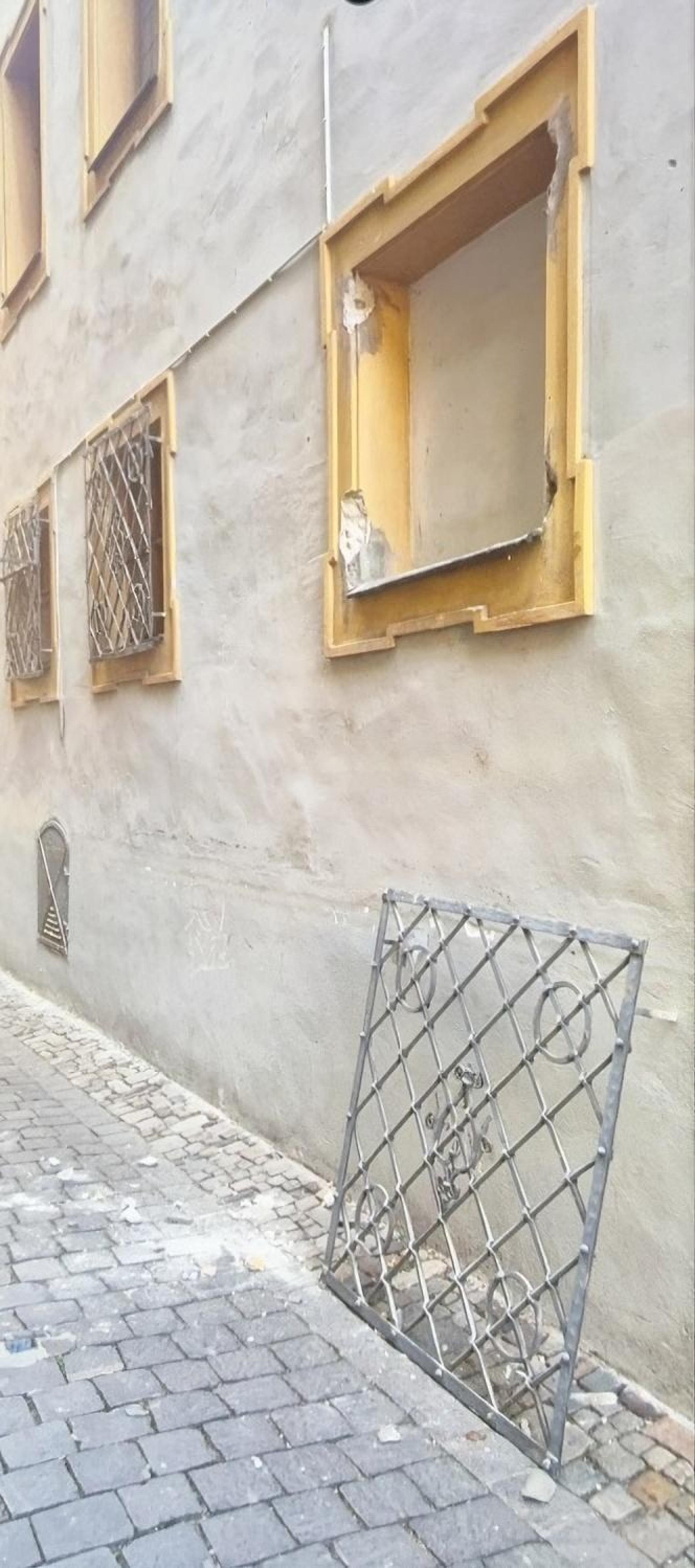 Unbekannte haben in der Rathausstraße in Amberg ein Fenstergitter herausgerissen und einen Schaden von etwa 2000 Euro verursacht. (Bild: PI Amberg)