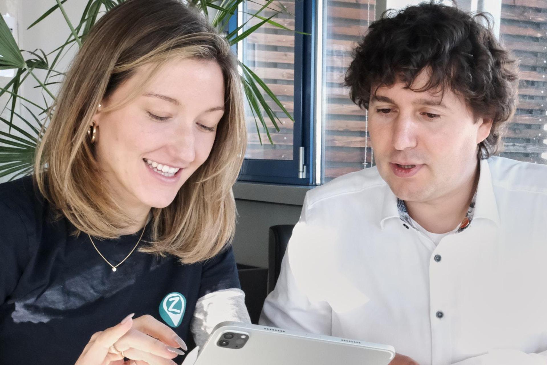 Sie haben den „Generation Z Day” geplant und vorbereitet (von links): Moderatorin Laura Pirke von der OGZ und Apotheker Dr. Robert Winkler von der Email-Apotheke. (Bild: Peter Ringeisen)