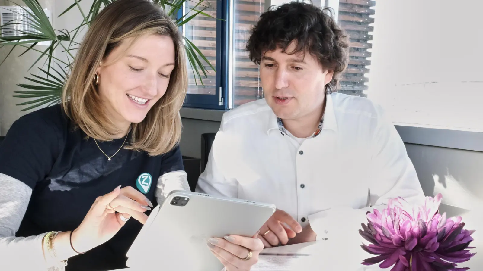 Sie haben den „Generation Z Day” geplant und vorbereitet (von links): Moderatorin Laura Pirke von der OGZ und Apotheker Dr. Robert Winkler von der Email-Apotheke. (Bild: Peter Ringeisen)