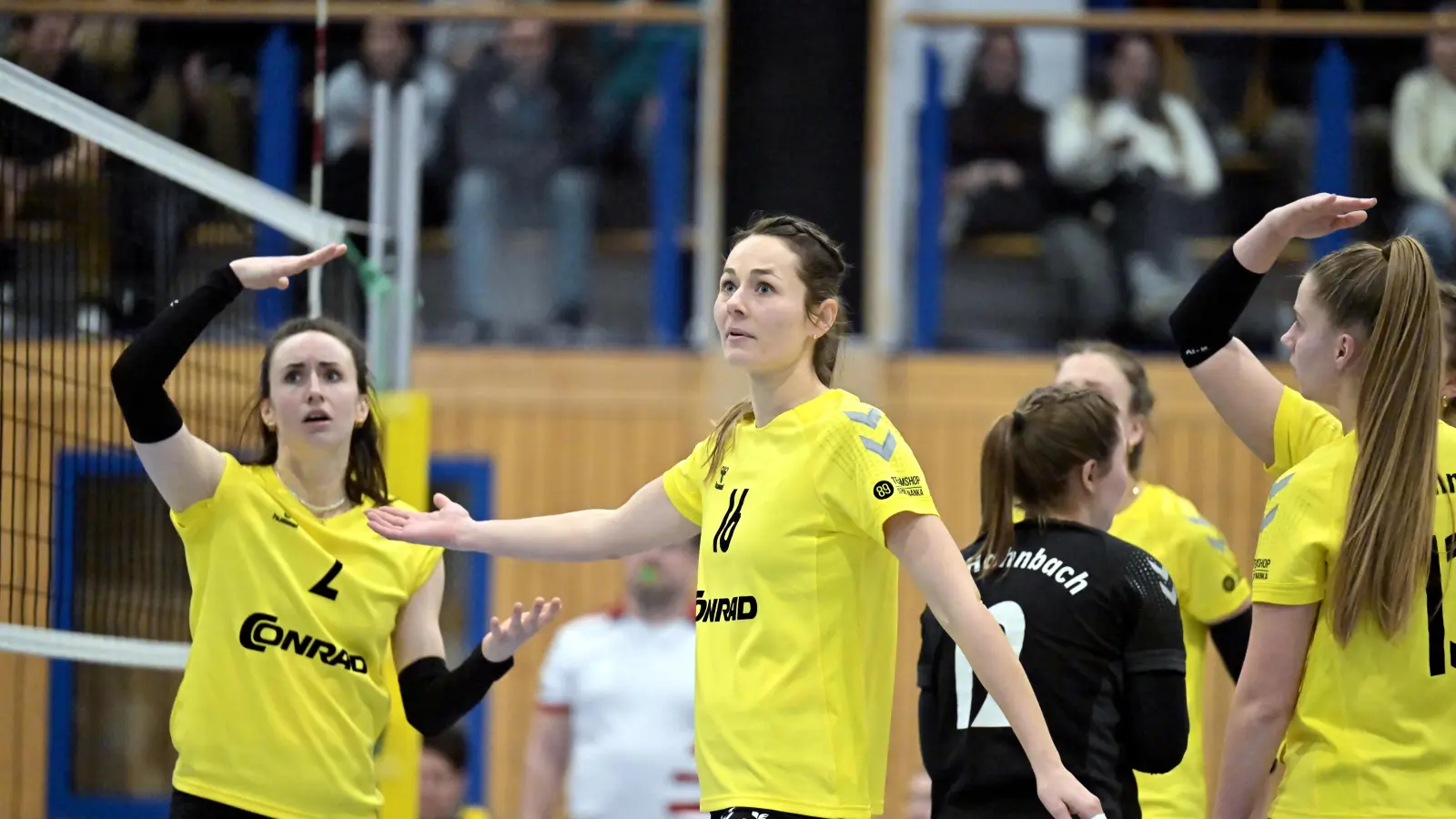 Verzweifelt wegen der 1:3-Heimniederlage gegen den MTV Rosenheim: Spielertrainerin Conny Sollfrank vom SV Hahnbach reklamierte mit Mannschaftskameradin Elisabeth Kiehn (links) den letzten Punkt beim Stuhlschiedsrichter.  (Bild: Hubert Ziegler)