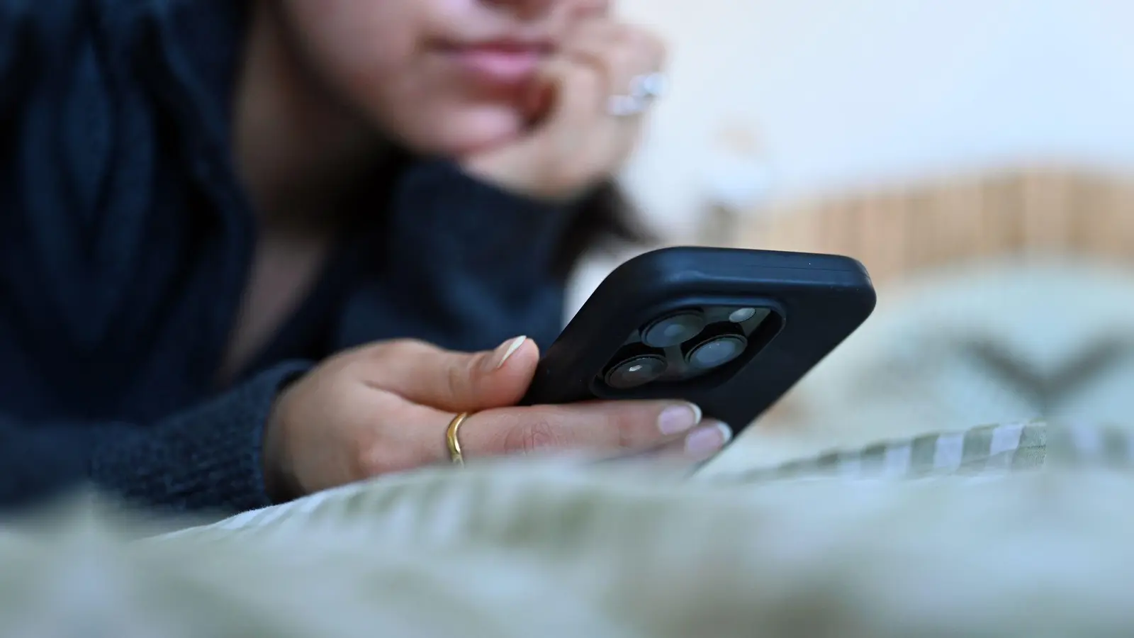 Auch in Großbritannien wird über ein Social-Media-Verbot diskutiert. (Archivfoto) (Bild: Elisa Schu/dpa)