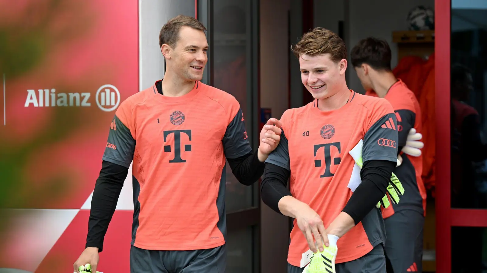 Jonas Urbig (r) ersetzt den gesperrten Manuel Neuer (l) im Bayern-Tor. (Archivbild) (Bild: Harry Langer/dpa)