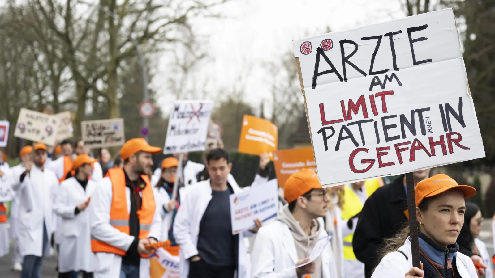 Die Ärztegewerkschaft Marburger Bund hat für Mitte Januar an drei Tagen zu Streiks aufgerufen. Betroffen ist auch das Klinikum St. Marien in Amberg. (Symbolbild: Christophe Gateau /dpa)