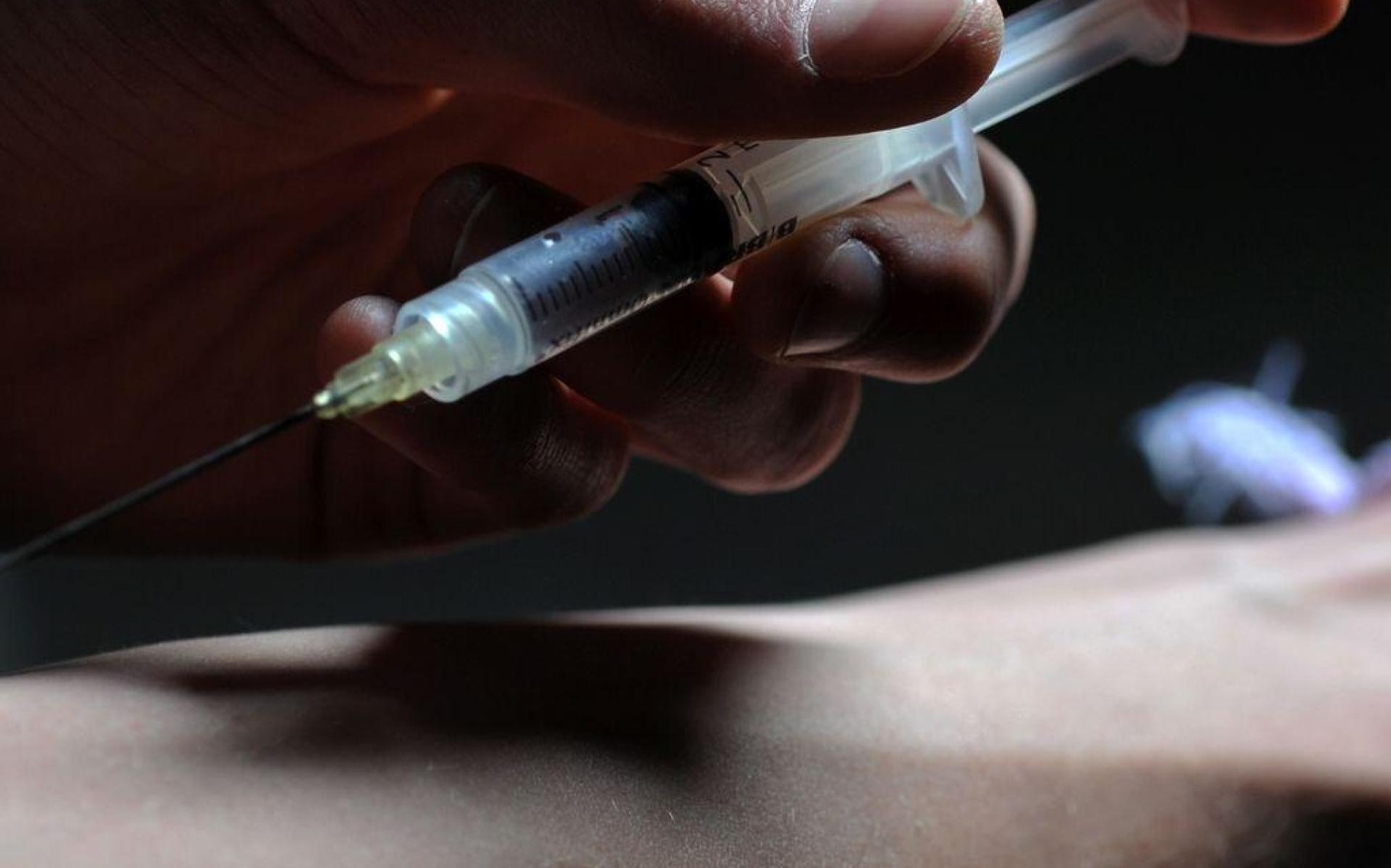 Drei Menschen sind in Cham in kurzer Zeit wegen Drogenkonsums gestorben.  (Symbolbild: Frank Leonhardt/dpa)