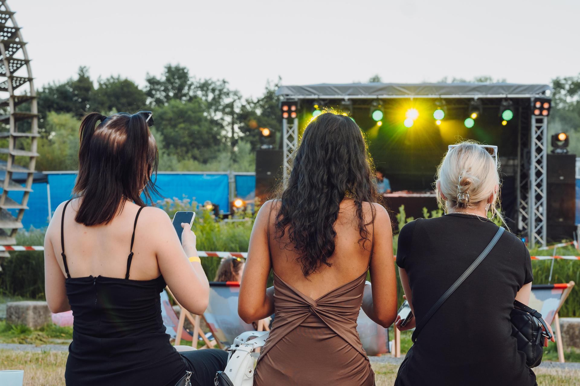 Shisha, Drinks und guter Hip-Hop. So war's am Hip-Hop BBQ in Amberg.  (Bild: Denise Helmschrott)