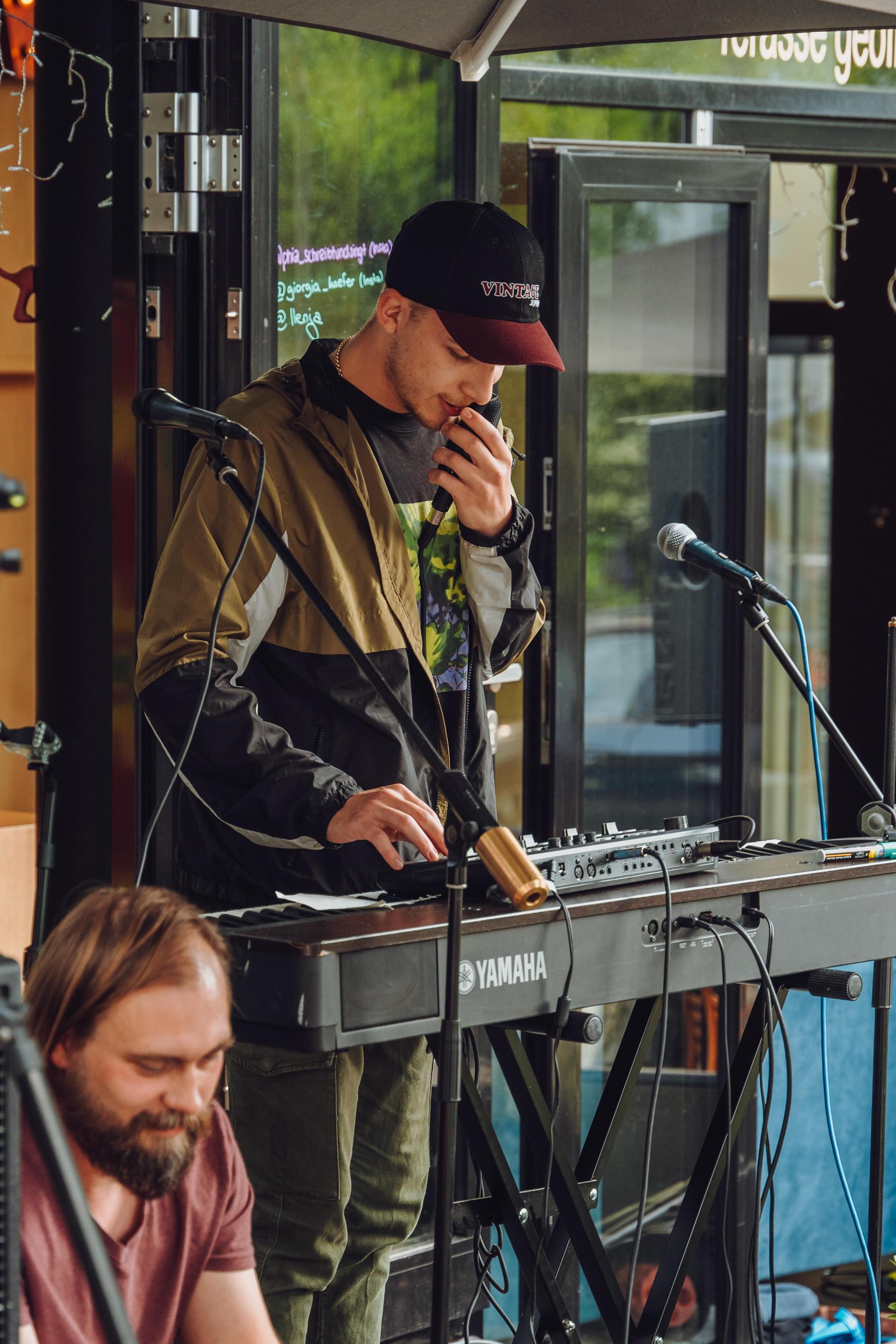 Beim Open Mic im Beanery zeigten Künstler*innen, was sie drauf haben. (Bild: Denise Helmschrott)