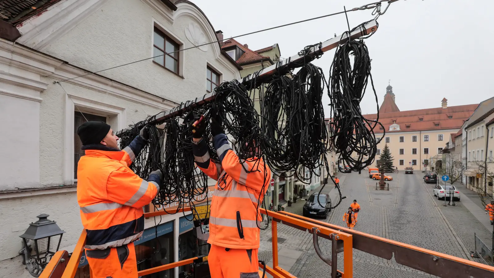 Mit einer Hebebühne bringen Mitarbeiter des städtischen Betriebshofs den Lichterteppich an.  (Bild: Wolfgang Steinbacher)