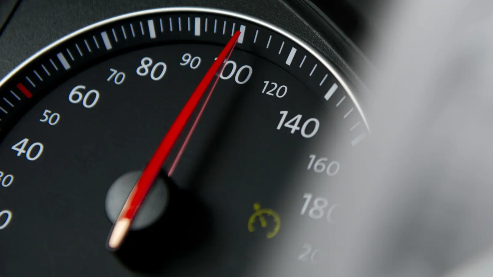 Mit Tempo 100 und mehr erfasste die Polizei einen Raser im Amberger „Ei”. (Symbolbild: Daniel Reinhardt/dpa)