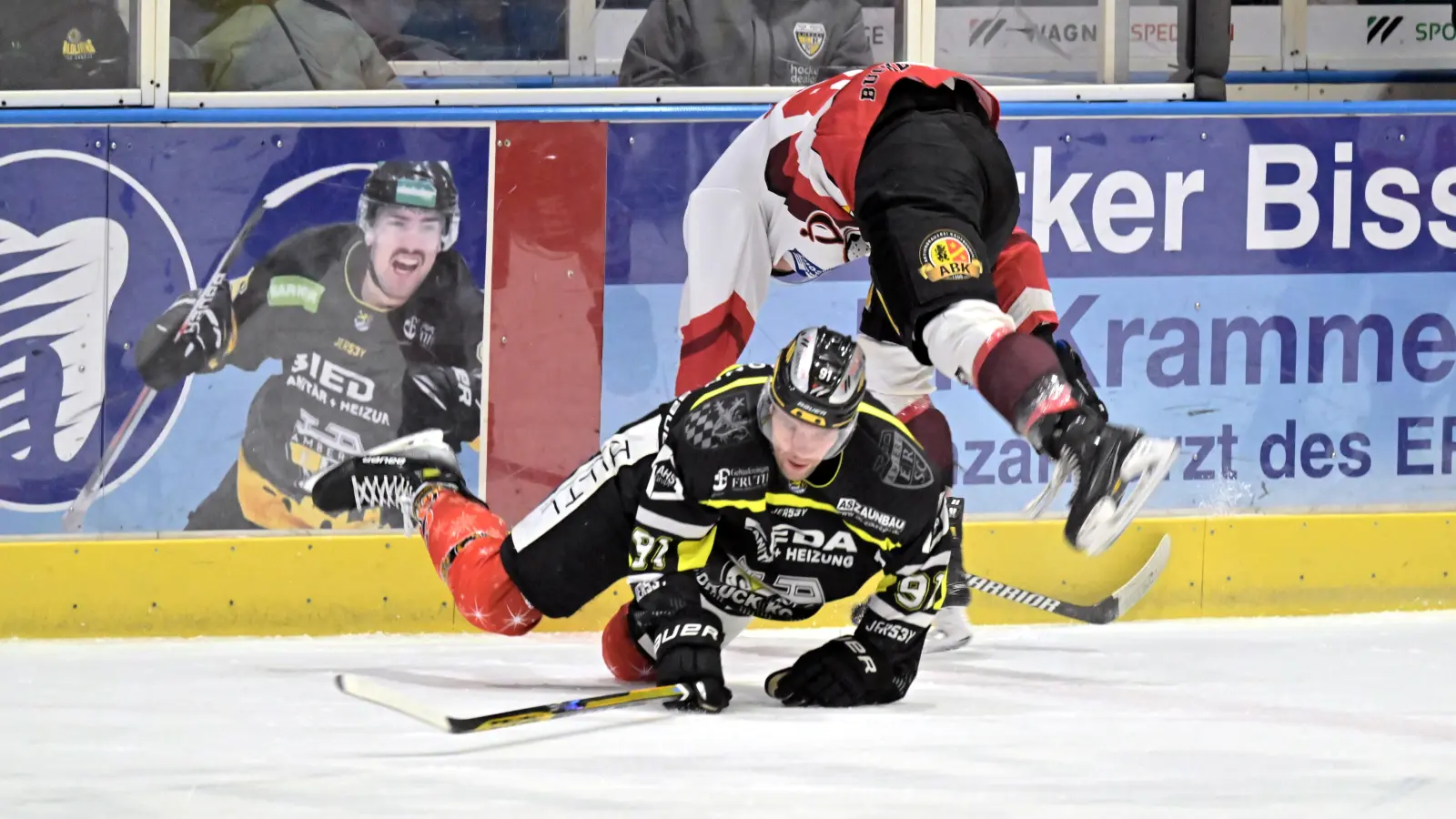 Michael Kirchberger (am Boden) und der ERSC Amberg wollen dem favorisierten EHC Königsbrunn am Sonntag ein Bein stellen. (Bild: Hubert Ziegler)