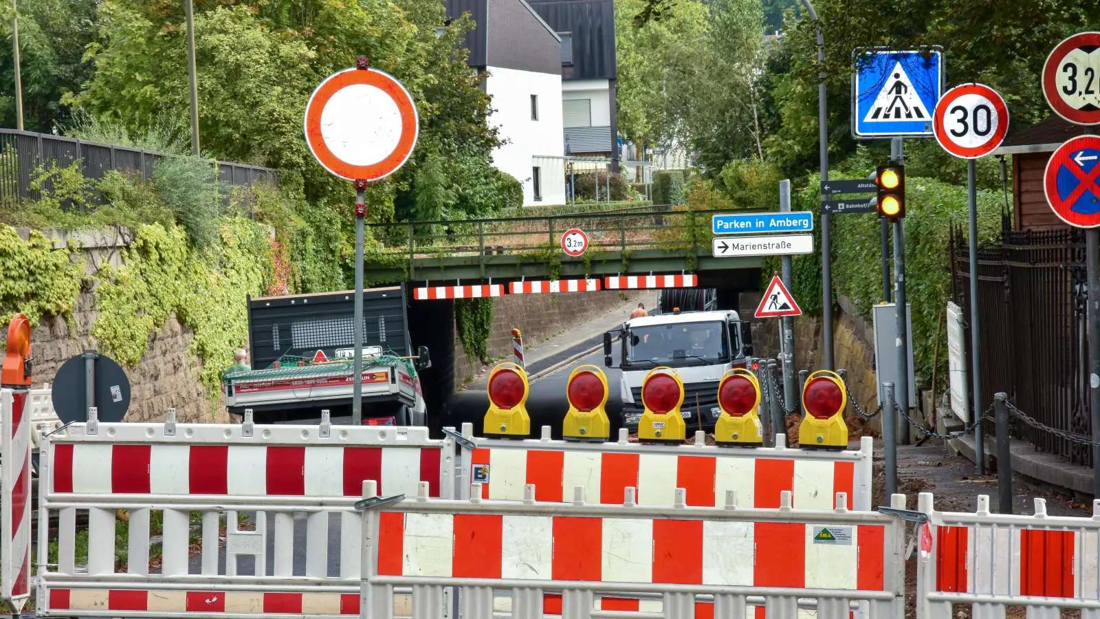 Im September wurden am Mariahilfbergweg Leitungen verlegt, jetzt ist die Baustelle etwas weiter bergauf gewandert, in die Marienstraße. (Archivbild: Stephan Huber)