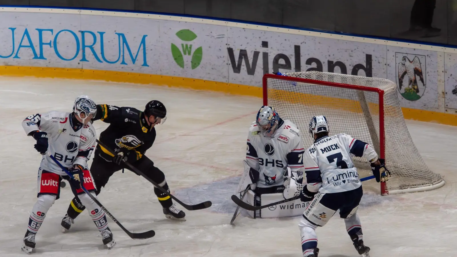 Devils-Keeper Daniel Allavena pariert gegen einen Angreifer von Banik Sokolov. Mit im Bild die Weidener Verteidiger Niklas Länger (links) und Tommy Muck.  (Bild: Christian Kaminsky)