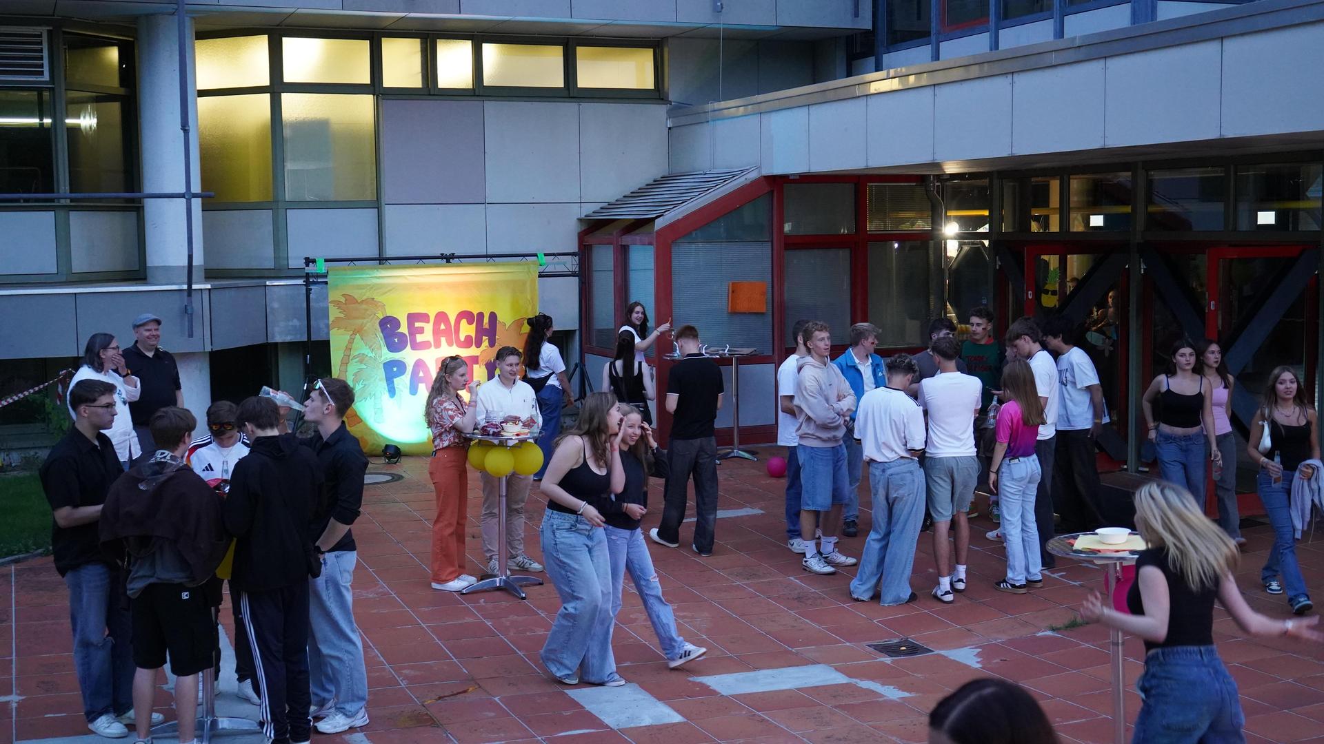 Die Beachparty am Elly-Heuss-Gymnasium. (Bild: mcl)