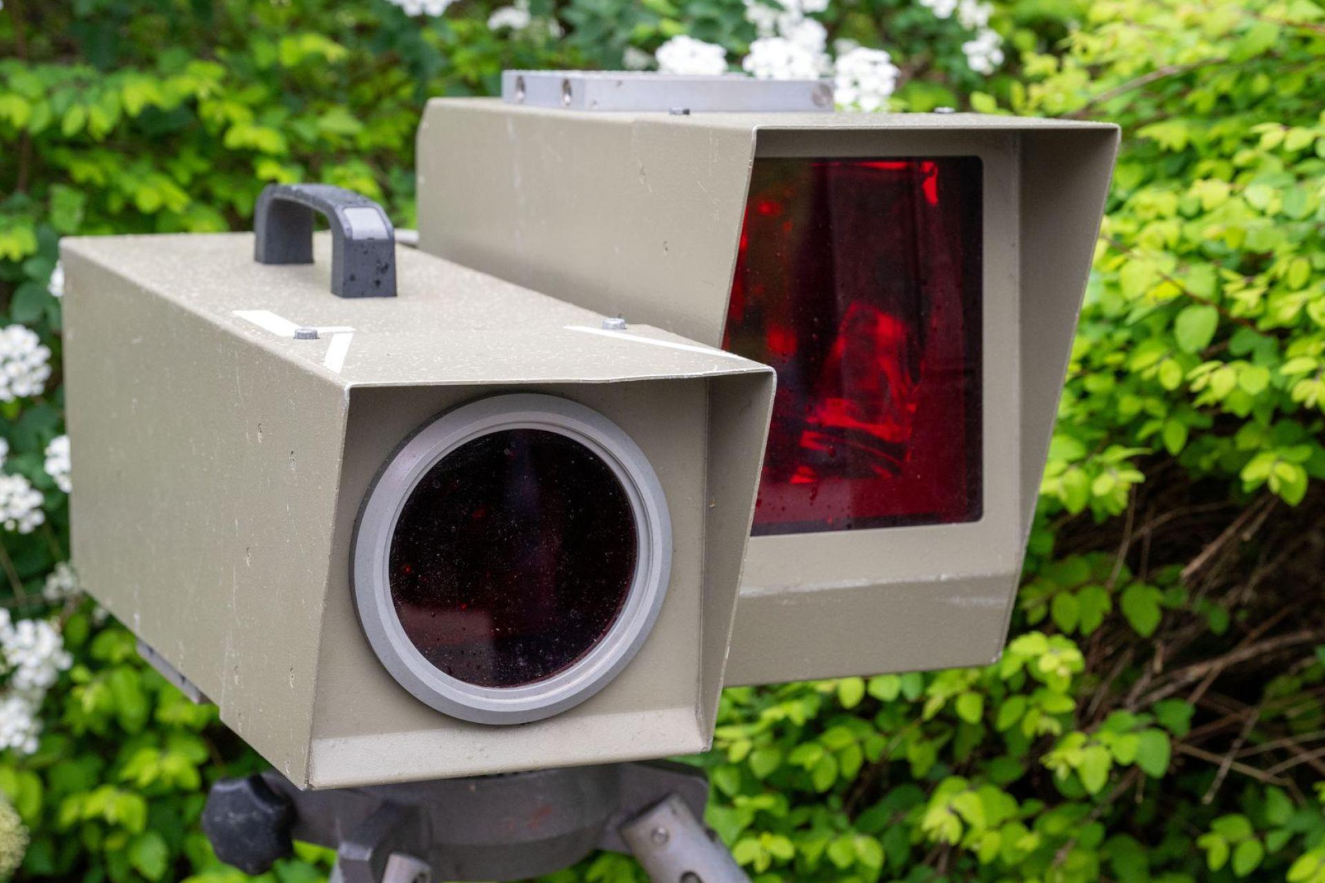 Die Polizei konnte den Blitzer inzwischen wieder enthüllen und einsatzbereit machen. (Symbolbild) (Bild: Pia Bayer/dpa)