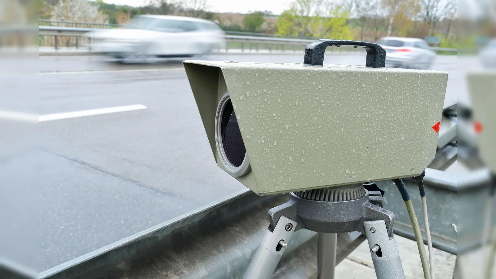 Eine Geschwindigkeitskontrolle nahm die Polizei auf der Staatsstraße 2166 bei Freihung vor. (Symbolbild: Uwe Anspach/dpa)