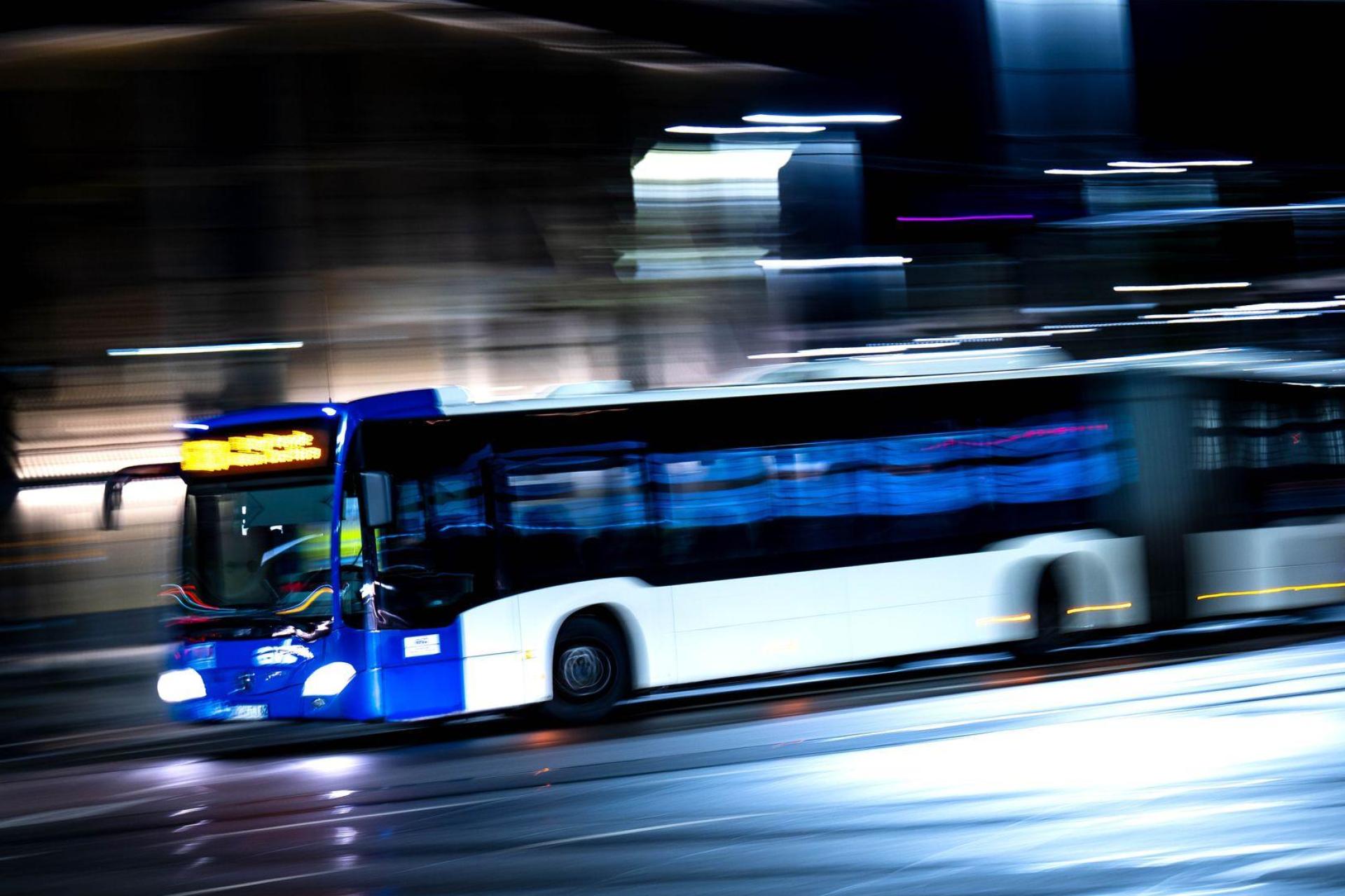 Am 14. Februar wird die Ortsdurchfahrt in Schnaittenbach wegen eines Faschingsumzugs gesperrt. Die Buslinien 455 und 433 sind betroffen. (Symbolbild: Sina Schuldt/dpa)