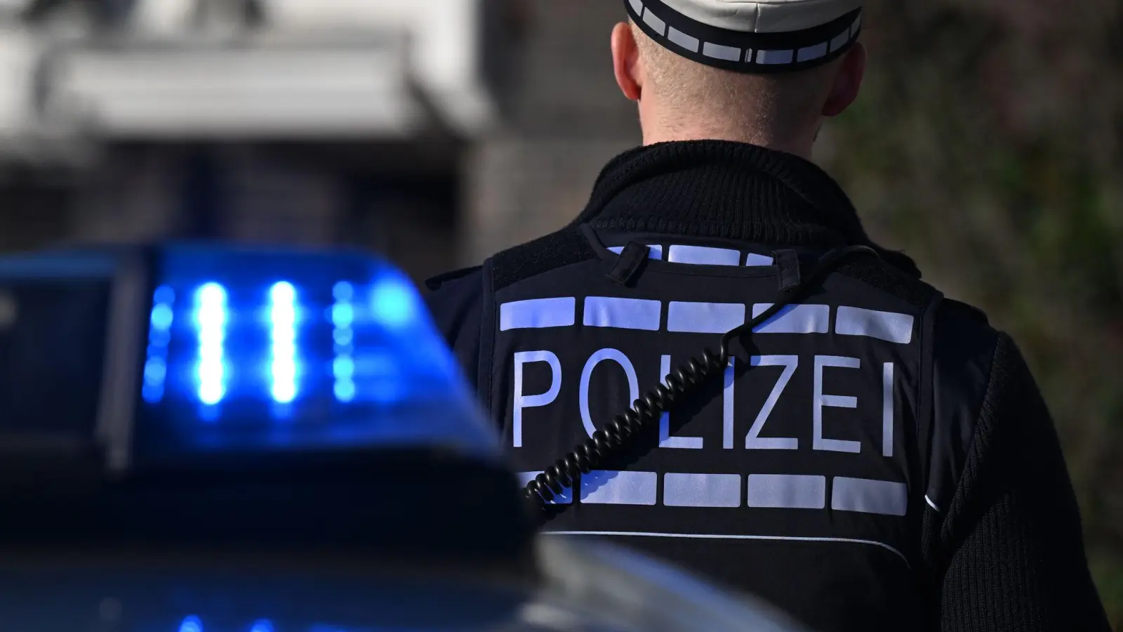 Eine Verletzte, mehrere stark beschädigte Fahrzeuge in Amberg: Die Ursache dafür war laut Polizei ein Vorfahrtsfehler.  (Symbolbild: Bernd Weißbrod/dpa)