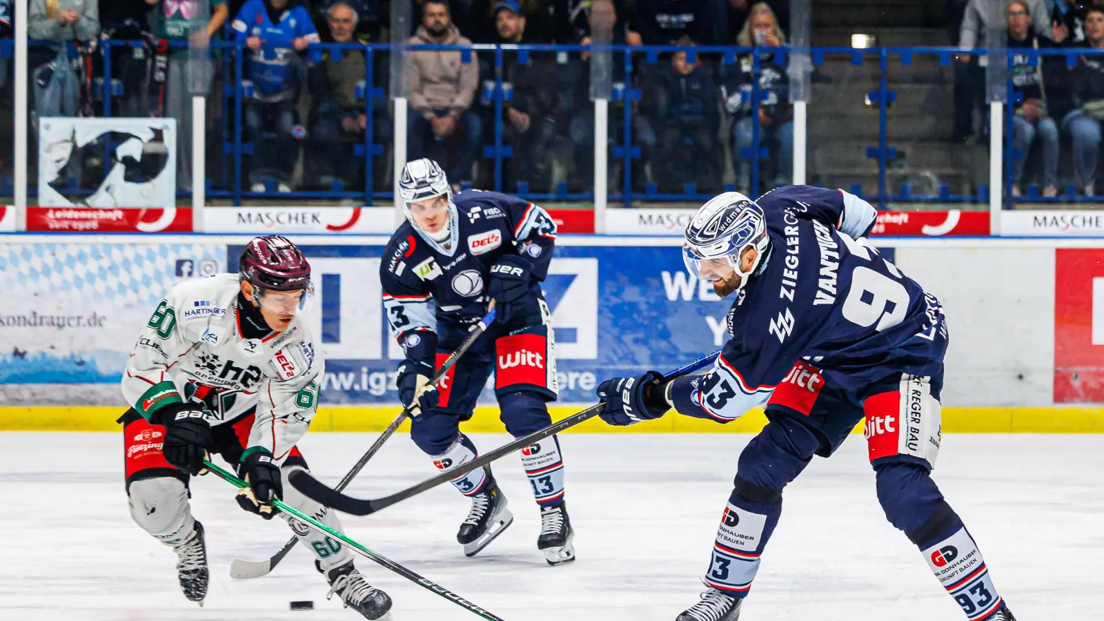 Der Rosenheimer Shane Hanna (links) versucht in dieser Szene, den Schuss von Lukas Vantuch von den Blue Devils Weiden zu blocken. (Bild: Werner Moller)