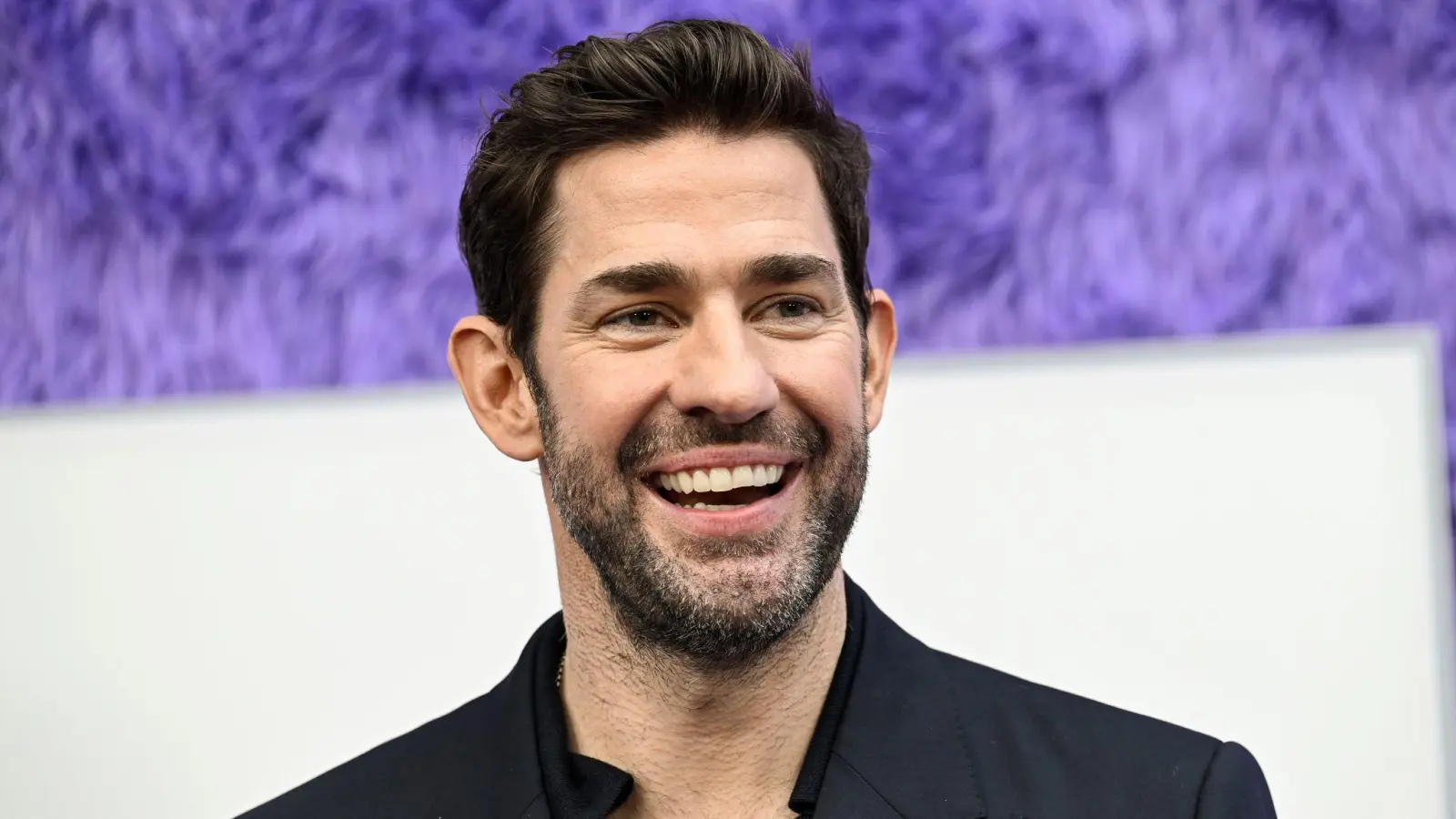 John Krasinski kann sich nun über den Titel „Sexiest Man Alive“ freuen. (Archivbild)  (Bild: Evan Agostini/Invision via AP/dpa)