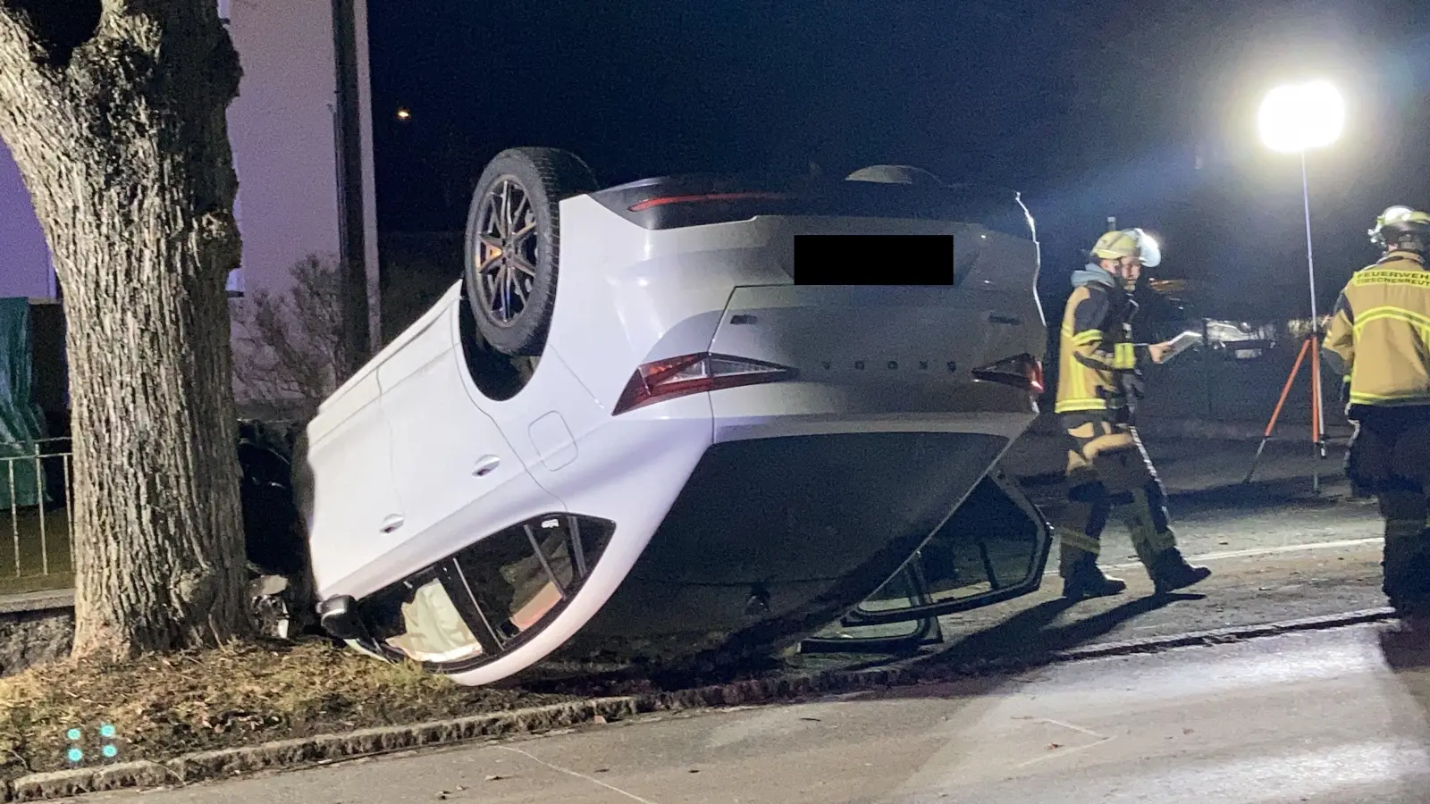 Der Skoda blieb auf dem Dach liegen.  (Bild: Polizeiinspektion Tirschenreuth/exb)