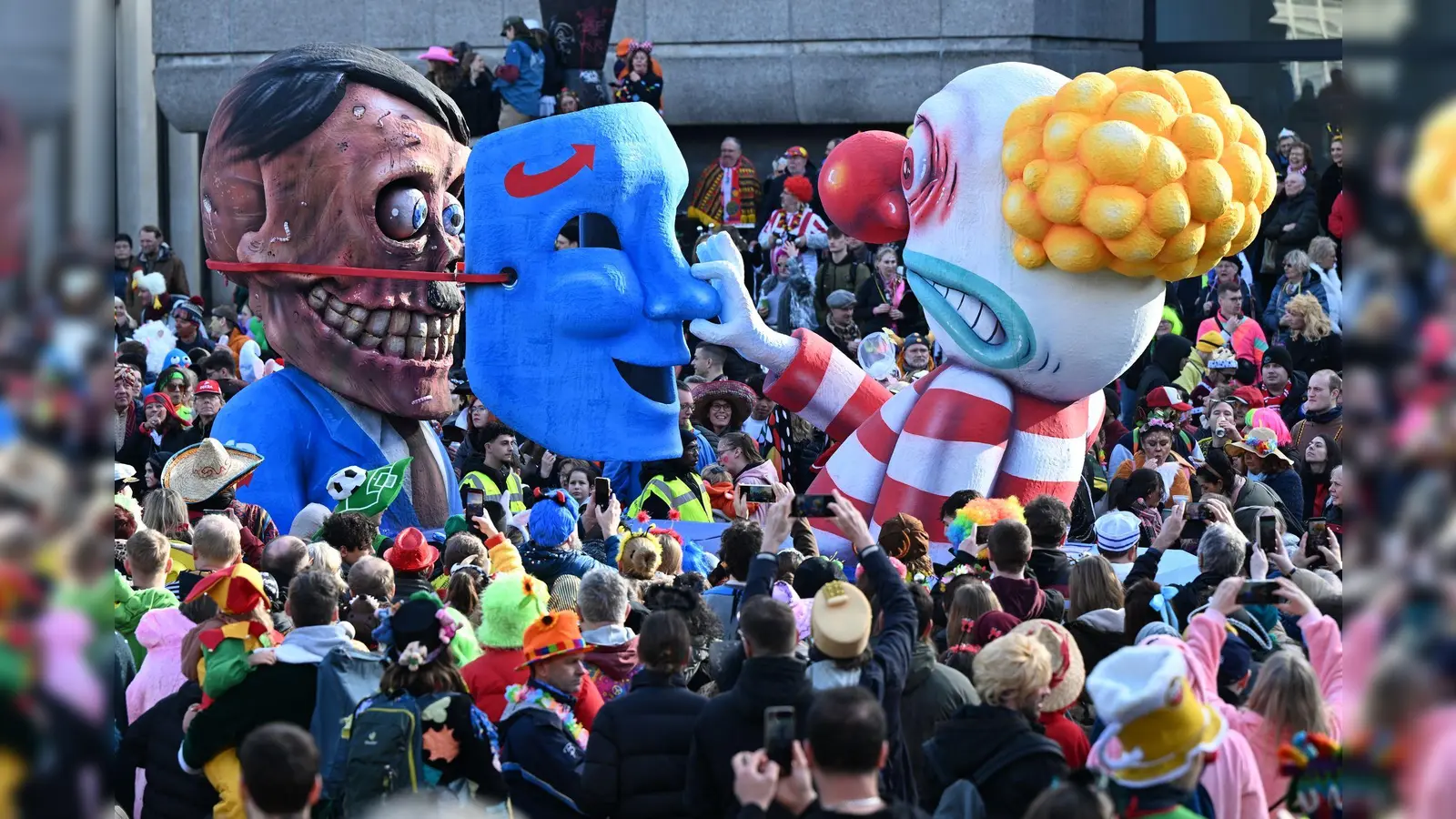 Die Bundestagswahlen finden wenige Tage vor dem Straßenkarneval - hier beim Rosenmontag in Düsseldorf - statt (Illustration) (Bild: Federico Gambarini/dpa)