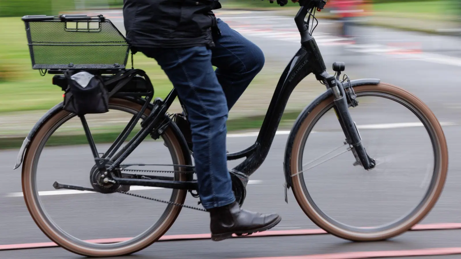 Zeugen versorgten einen 79-Jährigen nach einem Fahrradsturz in Amberg.  (Symbolbild: Friso Gentsch/dpa)