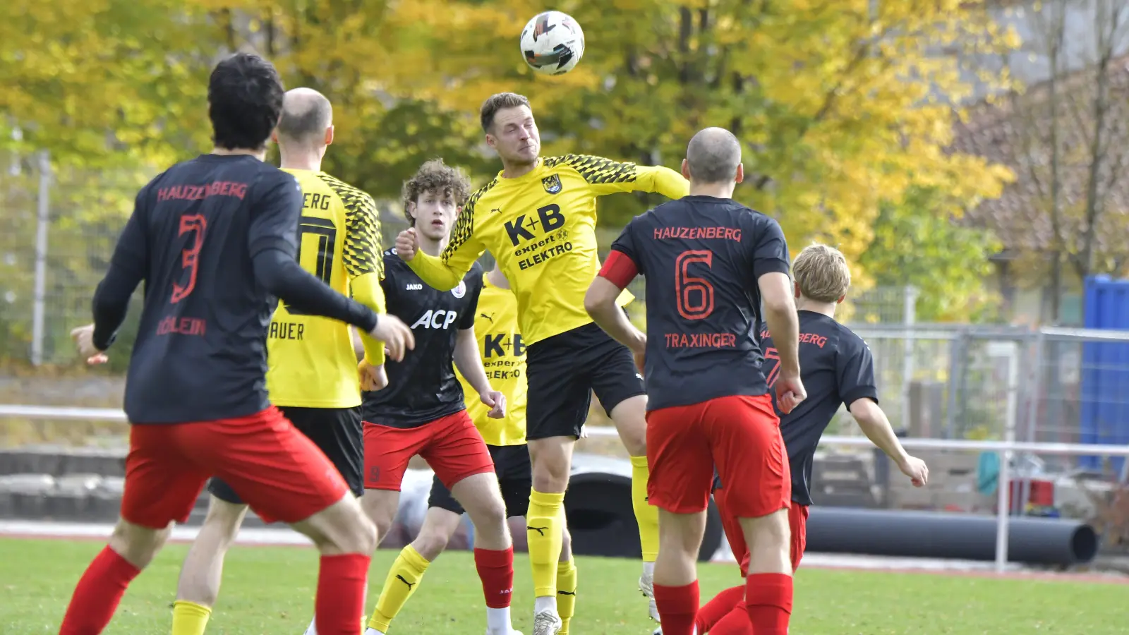 Matthias Graf (Mitte) vom FC Amberg befindet sich hier mitten im Zweikampfgeschehen gegen die Hauzenberger. Am Ende mussten sich die Amberger dem Bayernliga-Absteiger mit 1:2 geschlagen geben.  (Bild: Hubert Ziegler)