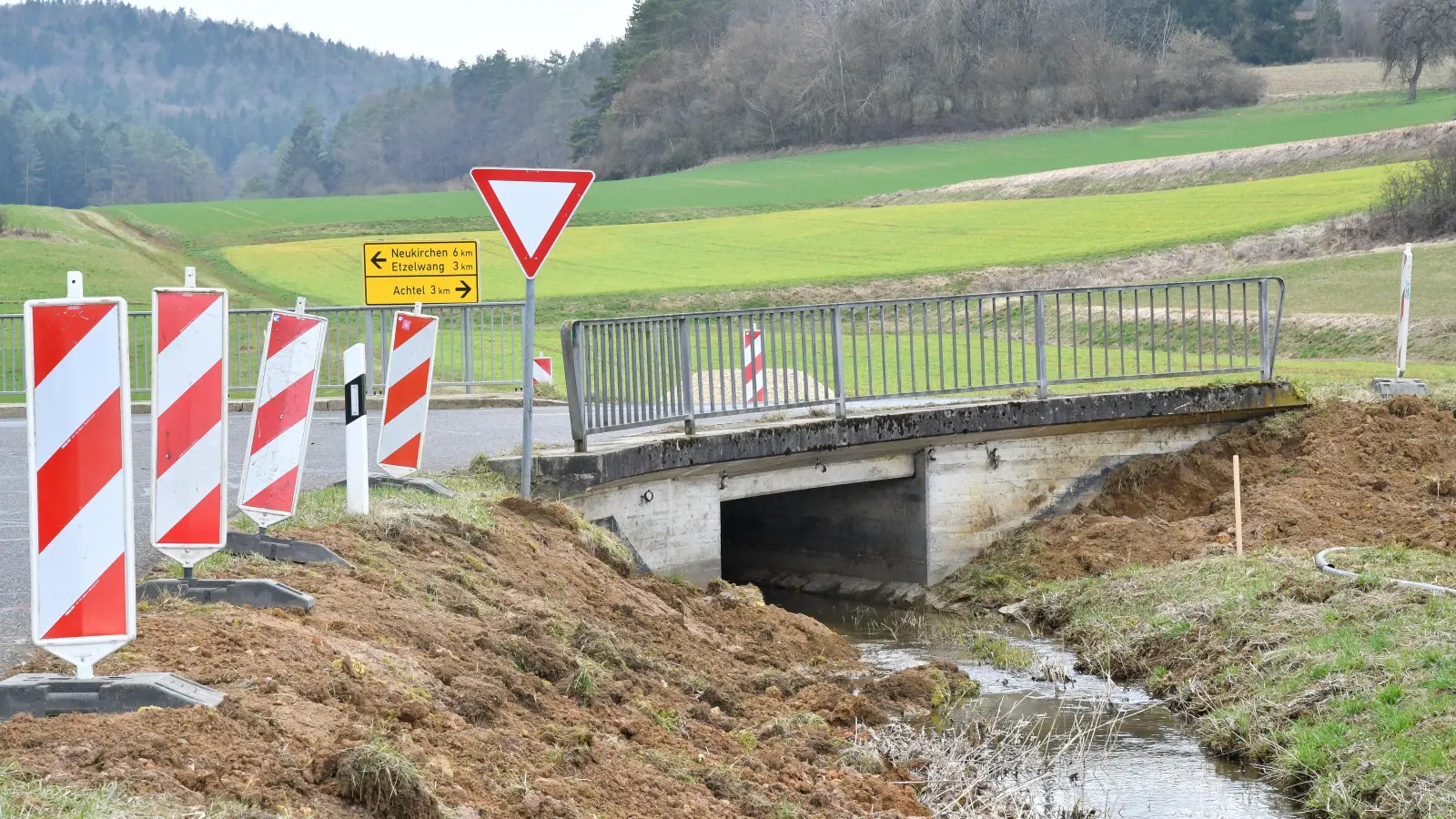 Die Reinbachbrücke bei Kirchenreinbach soll abgerissen und durch eine neue Brücke ersetzt werden. (Bild: Petra Hartl)