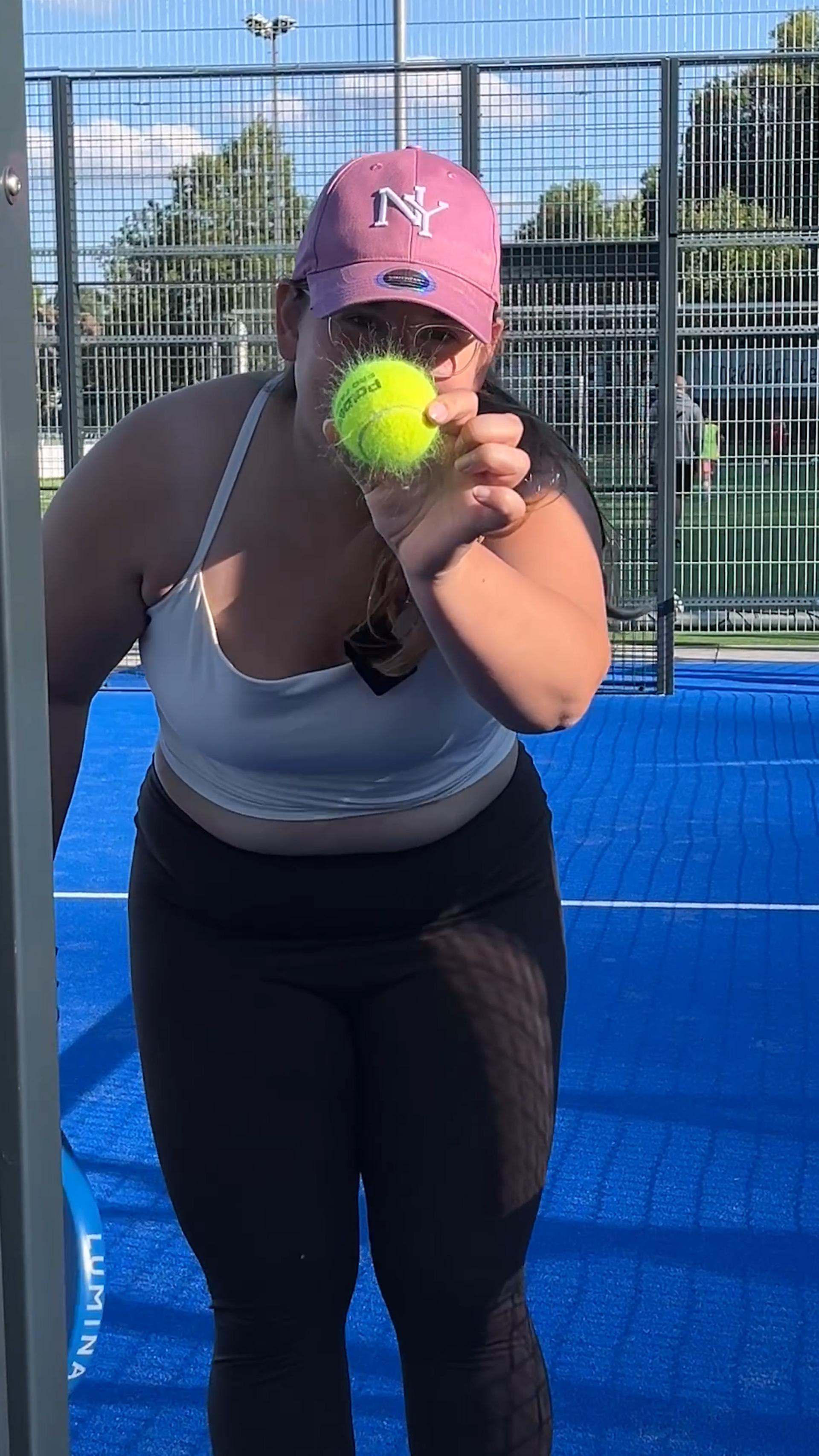 Nicht nur Kira läuft auf Hochtouren, auch der Ball ist geladen.  (Bild: Stefanie Swann)