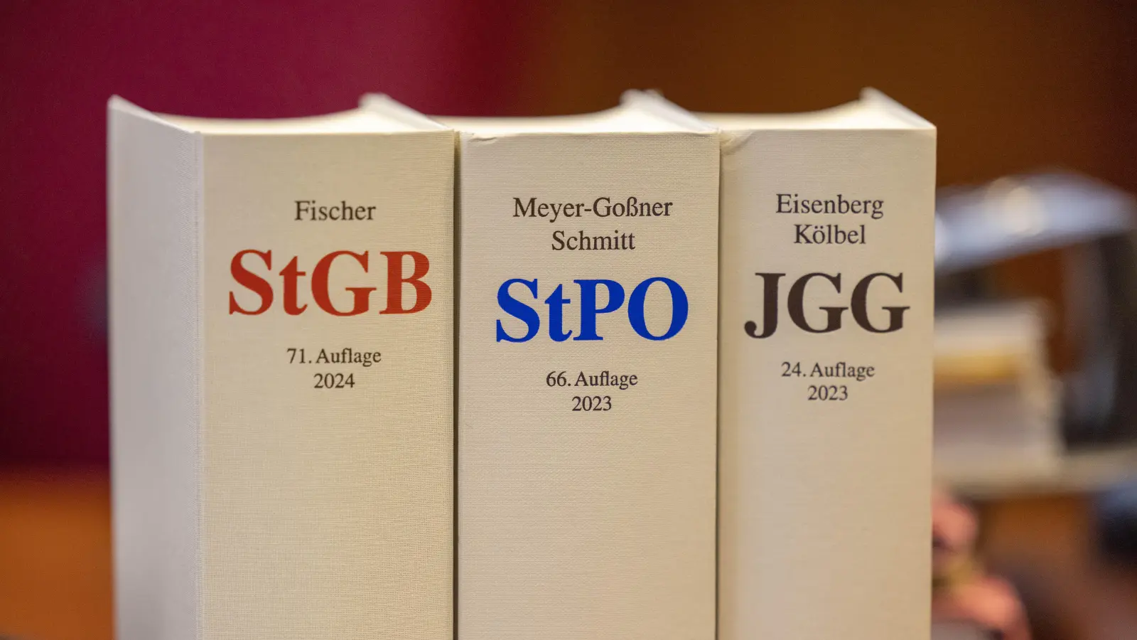 Drei junge Männer haben vor einer Amberger Diskothek auf einen am Boden liegenden Mann eingeschlagen. (Symbolbild: Thomas Banneyer/dpa)