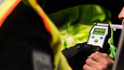 In Weiden kontrollierte die Polizei zwei Verkehrsteilnehmer mit Alkohol im Blut. (Symbolbild: Andreas Arnold /dpa)