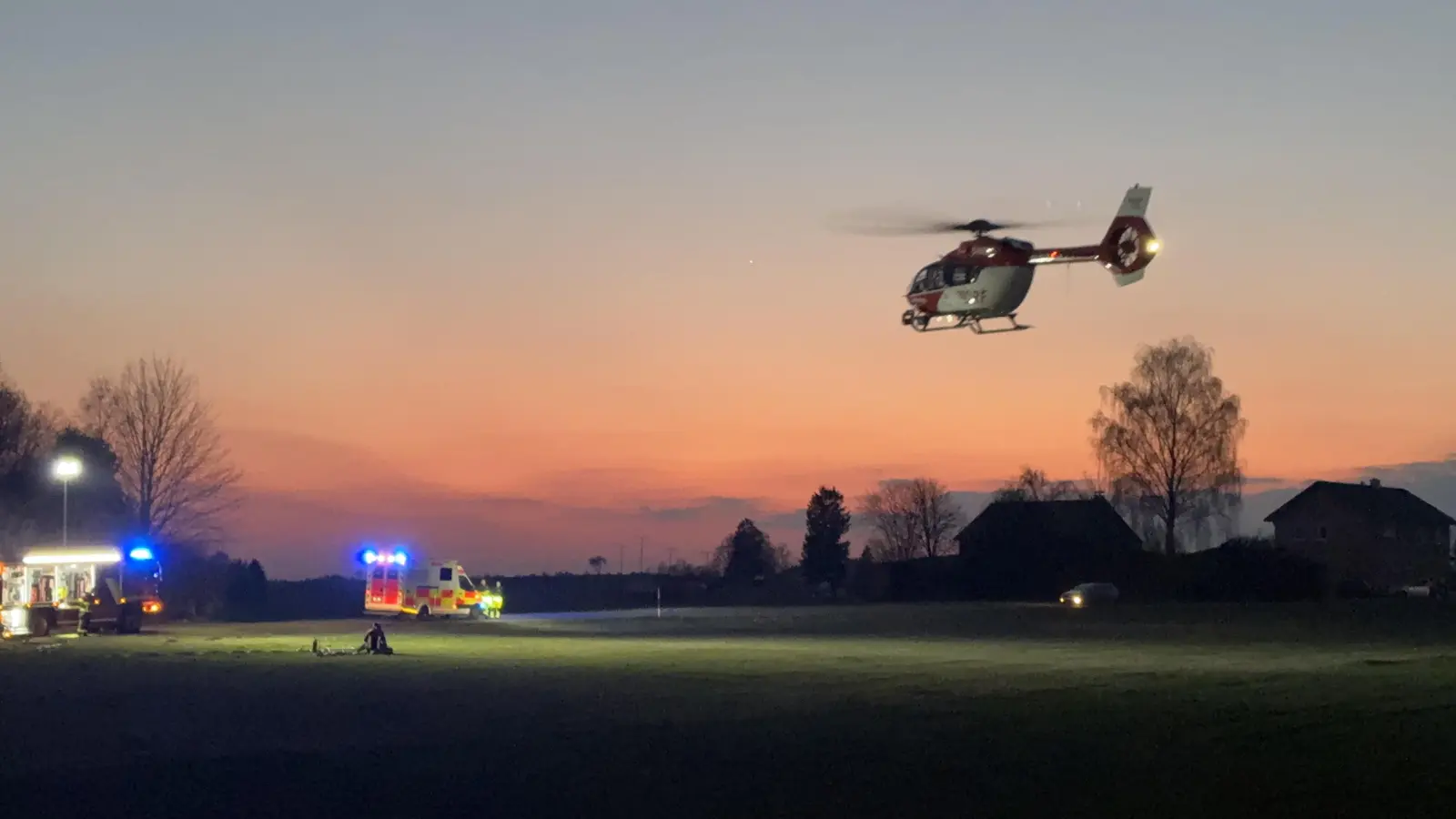 Am Donnerstagnachmittag kam es auf der Neuhauser Straße in Auerbach zu einem Verkehrsunfall mit einer verletzten Person. Der Rettungshubschrauber war im Einsatz. (Bild: PI Auerbach i. d. OPf, POM Trenz)