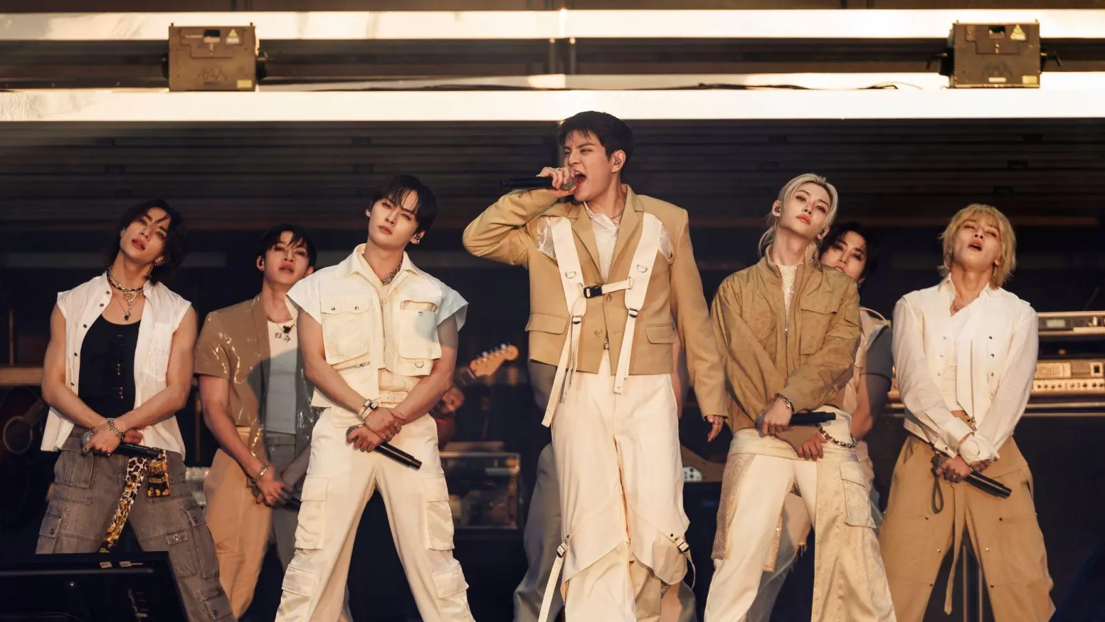 Die K-Pop Band Stray Kids ist in dieser Woche mit dem Album „Karma“ neu eingestiegen auf die Eins. (Archivbild) (Bild: Vianney Le Caer/Invision/AP)