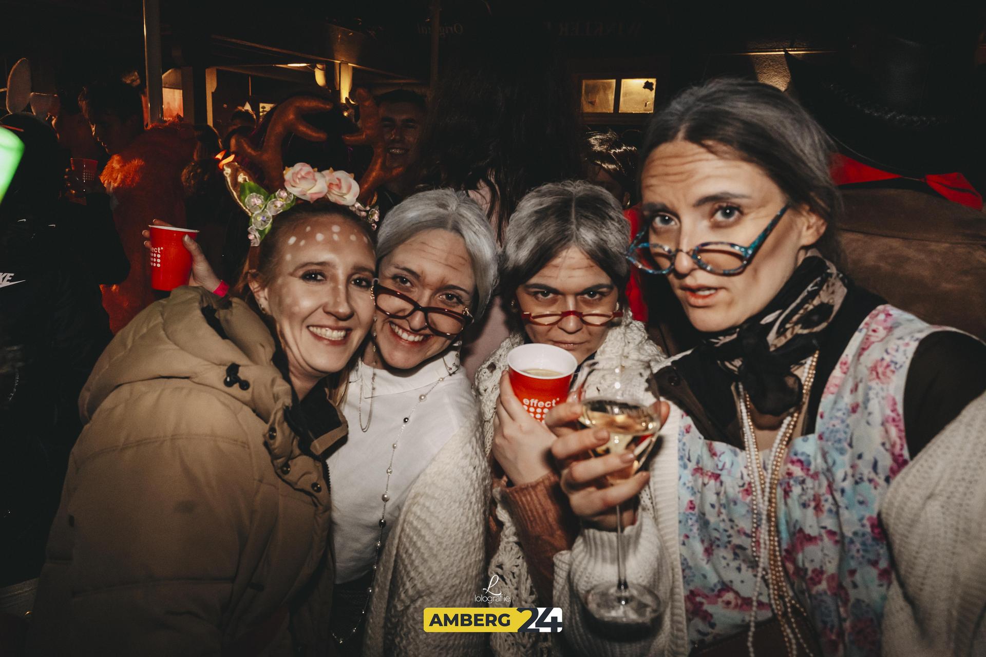 Im Blauen Haus wurde während der Hexennacht ebenfalls gefeiert. Wir wünschen viel Spaß mit den Fotos. (Bild: Leonie Hartung)