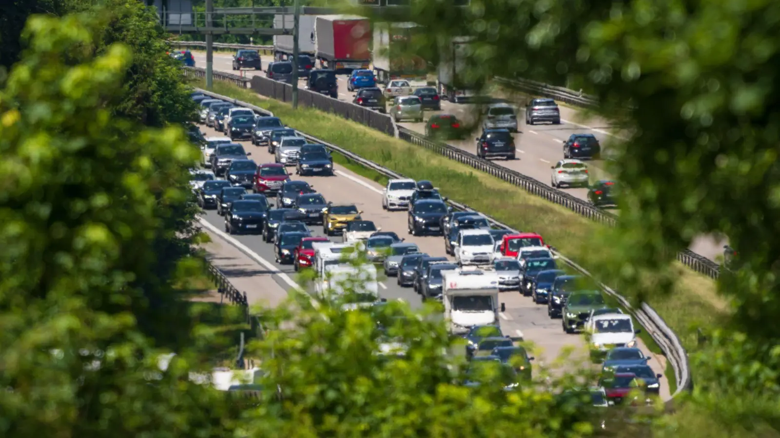 Auf der A8 sind häufig Staus - das wird zu Beginn der Sommerferien nicht anders sein. (Archivbild) (Bild: Peter Kneffel/dpa)