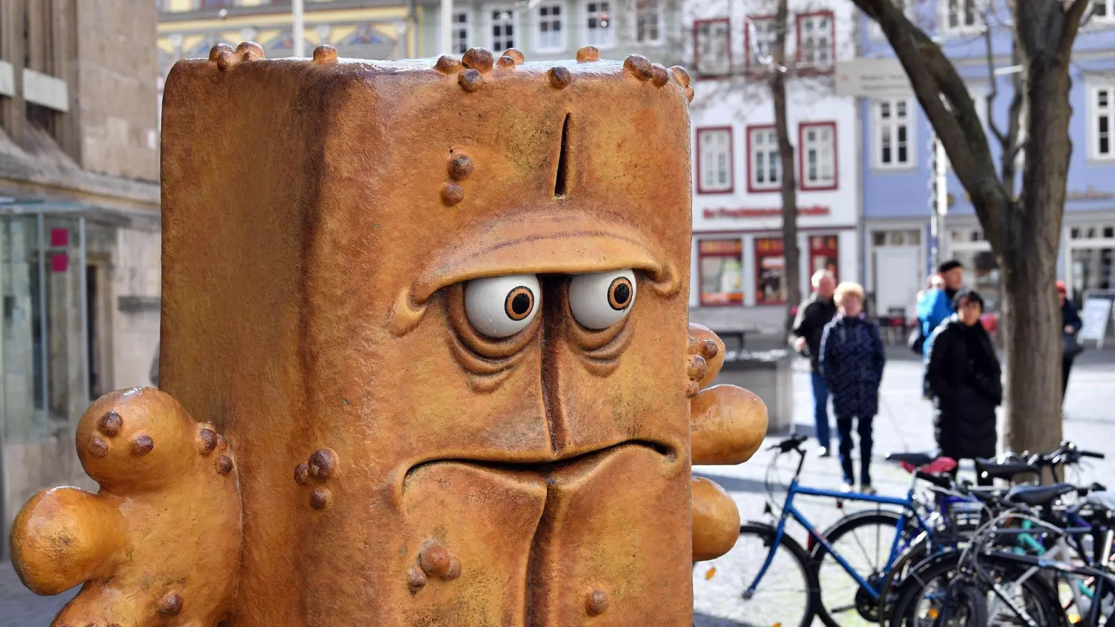 Die längst nicht nur bei Kindern beliebte Figur Bernd das Brot des öffentlich-rechtlichen Kindersender Kika wird 25 Jahre alt. (Archivbild) (Bild: Martin Schutt/dpa-Zentralbild/dpa)