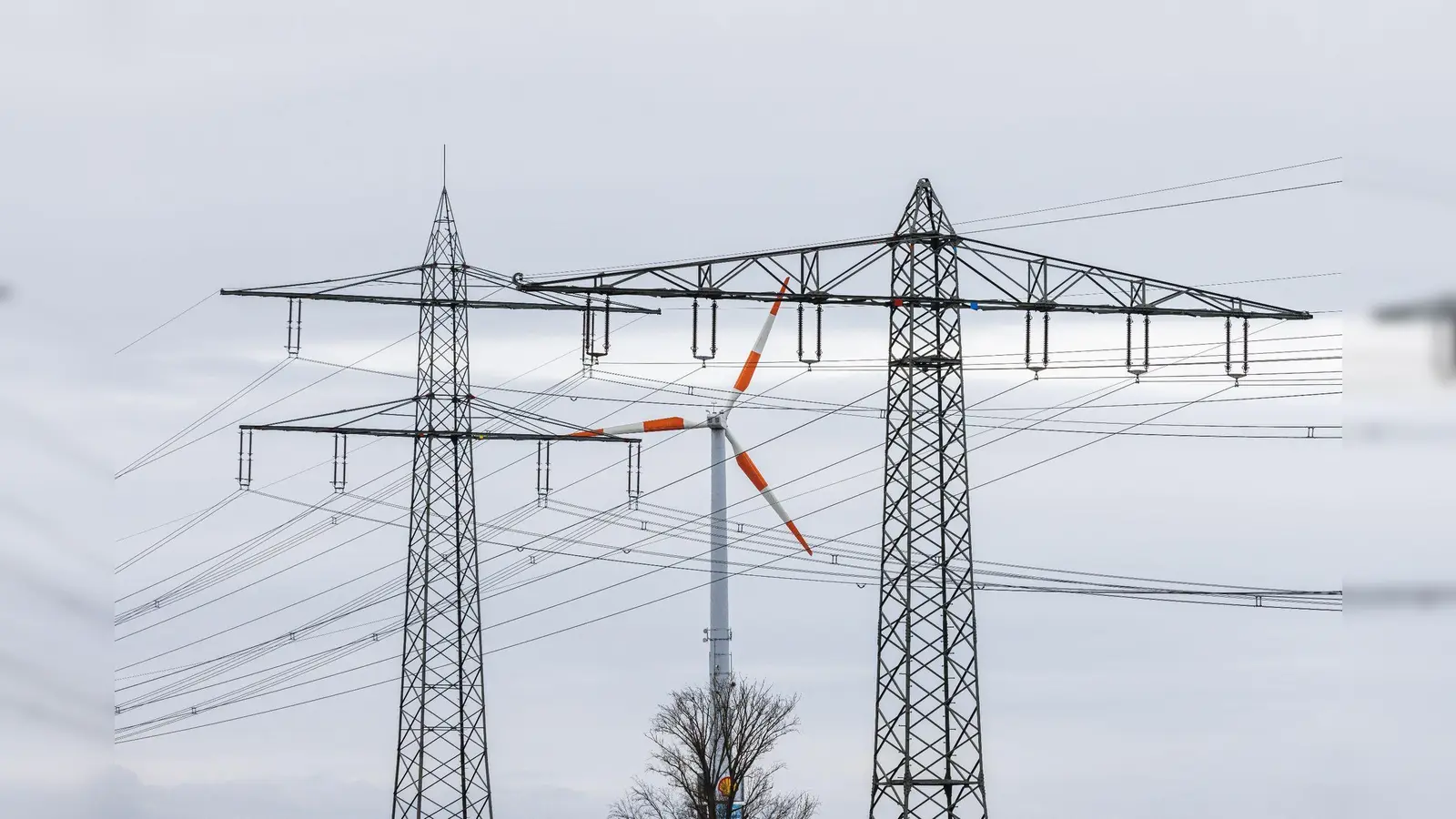 In Amberg und Umgebung ist am Dienstagabend der Strom ausgefallen. <br> (Symbolbild: Philipp von Ditfurth/dpa/Symbolbildarchiv)